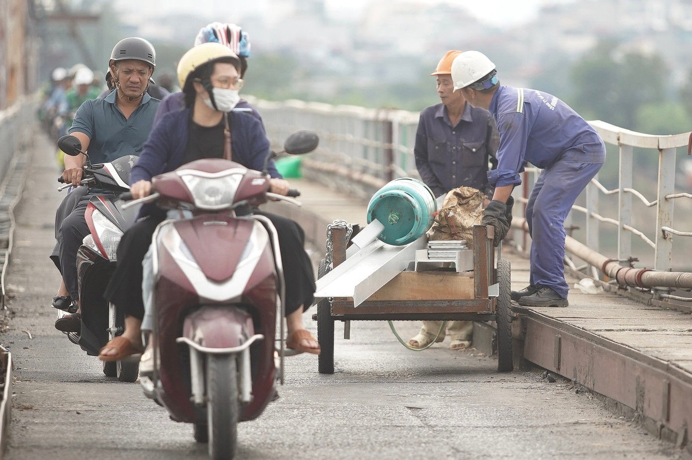 Cầu Long Biên được quây tôn, hạn chế lưu thông để trùng tu- Ảnh 14. Cầu Long Biên được quây tôn, hạn chế lưu thông để trùng tu- Ảnh 14.