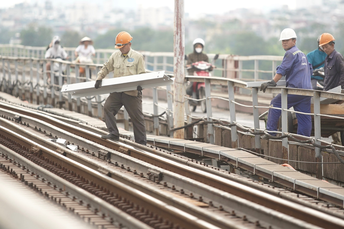 Cầu Long Biên được quây tôn, hạn chế lưu thông để trùng tu- Ảnh 4. Cầu Long Biên được quây tôn, hạn chế lưu thông để trùng tu- Ảnh 4.