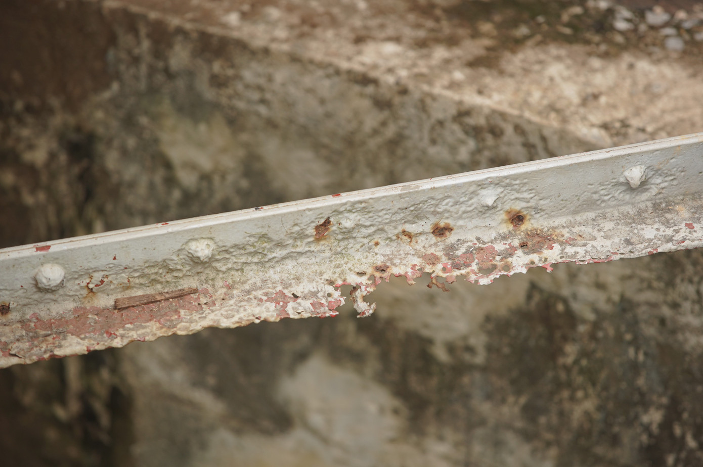 Cầu Long Biên được quây tôn, hạn chế lưu thông để trùng tu- Ảnh 7. Cầu Long Biên được quây tôn, hạn chế lưu thông để trùng tu- Ảnh 7.