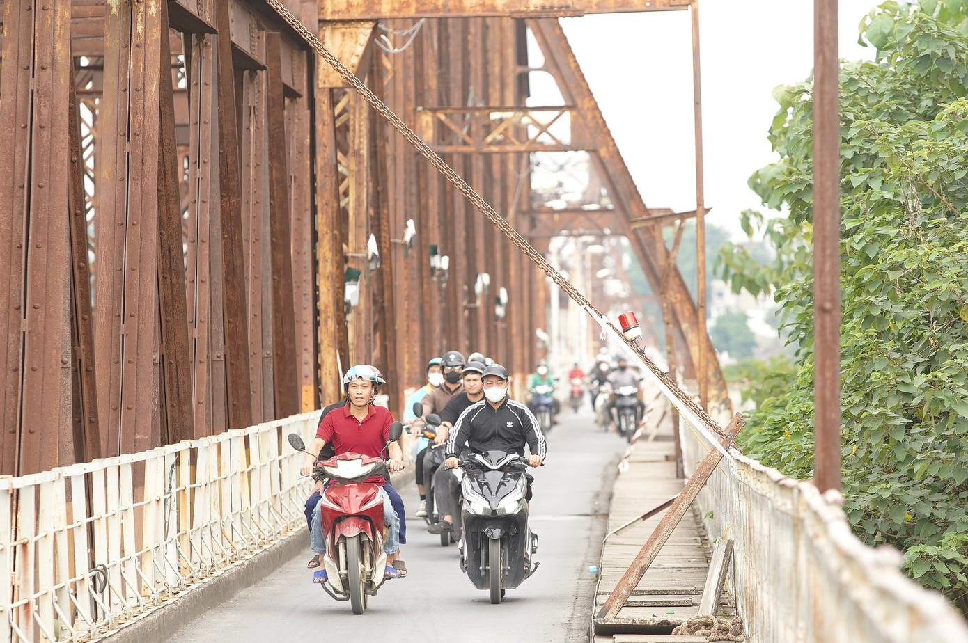 Cầu Long Biên được quây tôn, hạn chế lưu thông để trùng tu- Ảnh 20. Cầu Long Biên được quây tôn, hạn chế lưu thông để trùng tu- Ảnh 20.