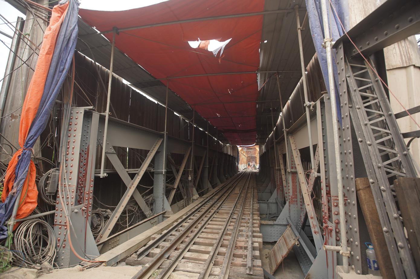 Cầu Long Biên được quây tôn, hạn chế lưu thông để trùng tu- Ảnh 15. Cầu Long Biên được quây tôn, hạn chế lưu thông để trùng tu- Ảnh 15.