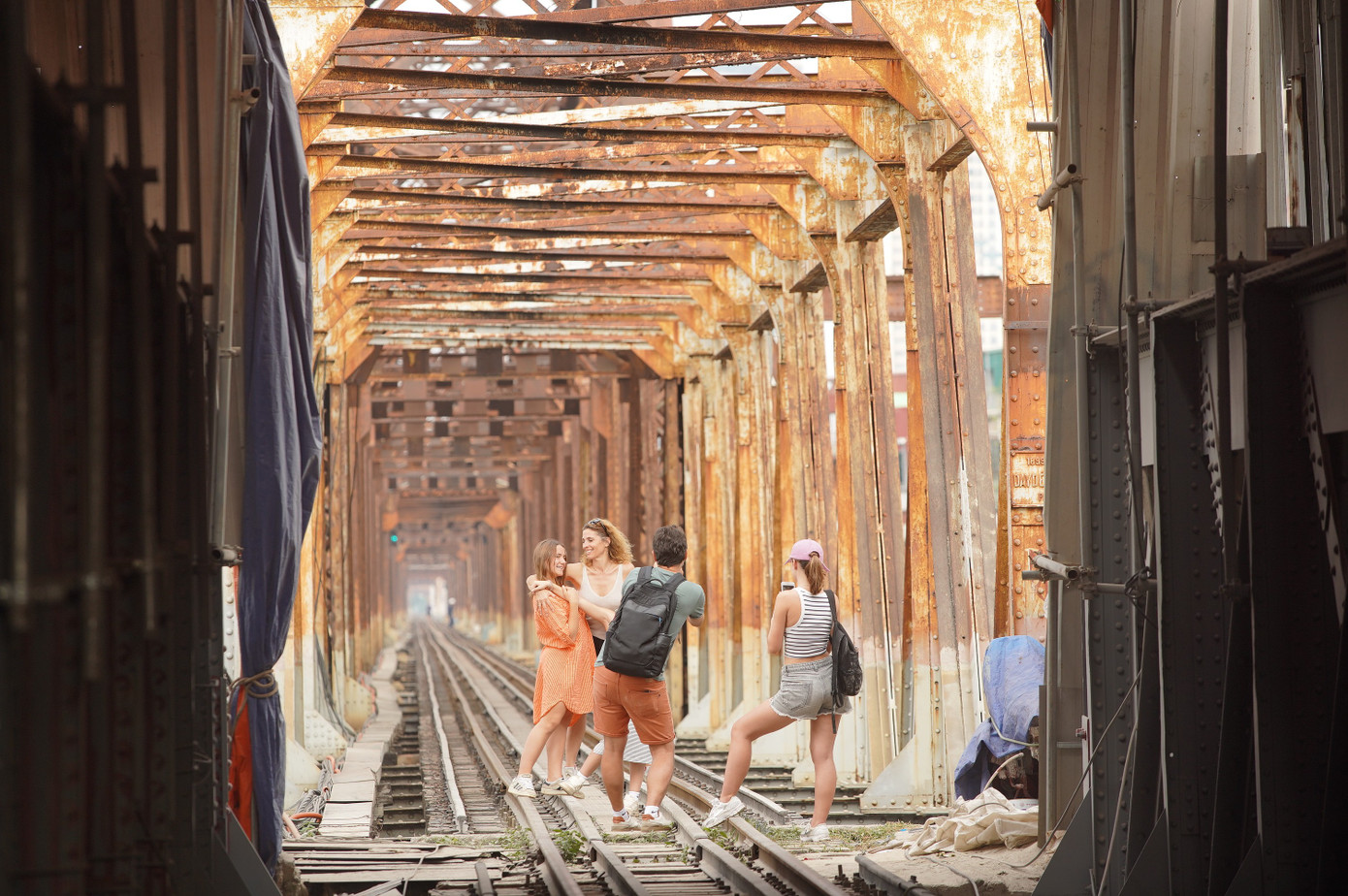 Cầu Long Biên được quây tôn, hạn chế lưu thông để trùng tu- Ảnh 16. Cầu Long Biên được quây tôn, hạn chế lưu thông để trùng tu- Ảnh 16.