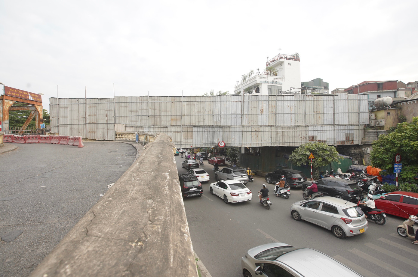Cầu Long Biên được quây tôn, hạn chế lưu thông để trùng tu- Ảnh 1. Cầu Long Biên được quây tôn, hạn chế lưu thông để trùng tu- Ảnh 1.