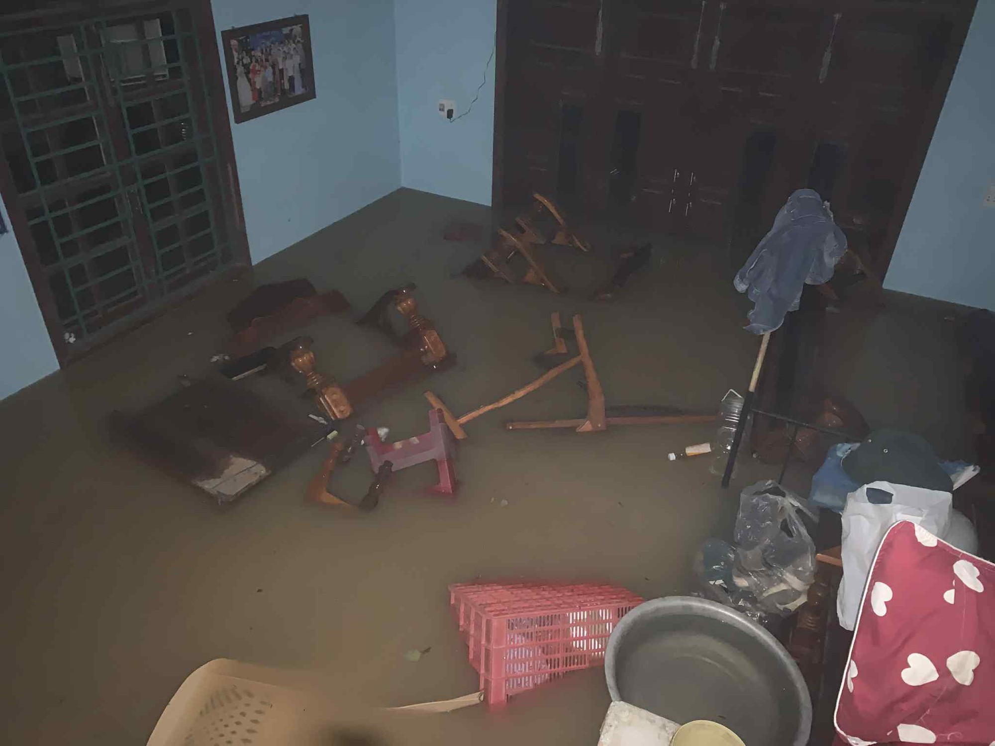 Nắng lên, hàng chục ngàn nhà dân ở Đà Nẵng vẫn ngập sâu trong lũ lịch sử- Ảnh 4. Nắng lên, hàng chục ngàn nhà dân ở Đà Nẵng vẫn ngập sâu trong lũ lịch sử- Ảnh 4.