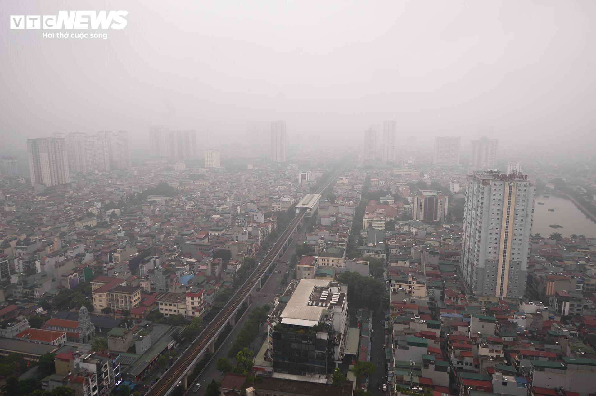 Hà Nội mịt mờ trong mưa lạnh, đường phố ùn tắc đến gần trưa- Ảnh 1.