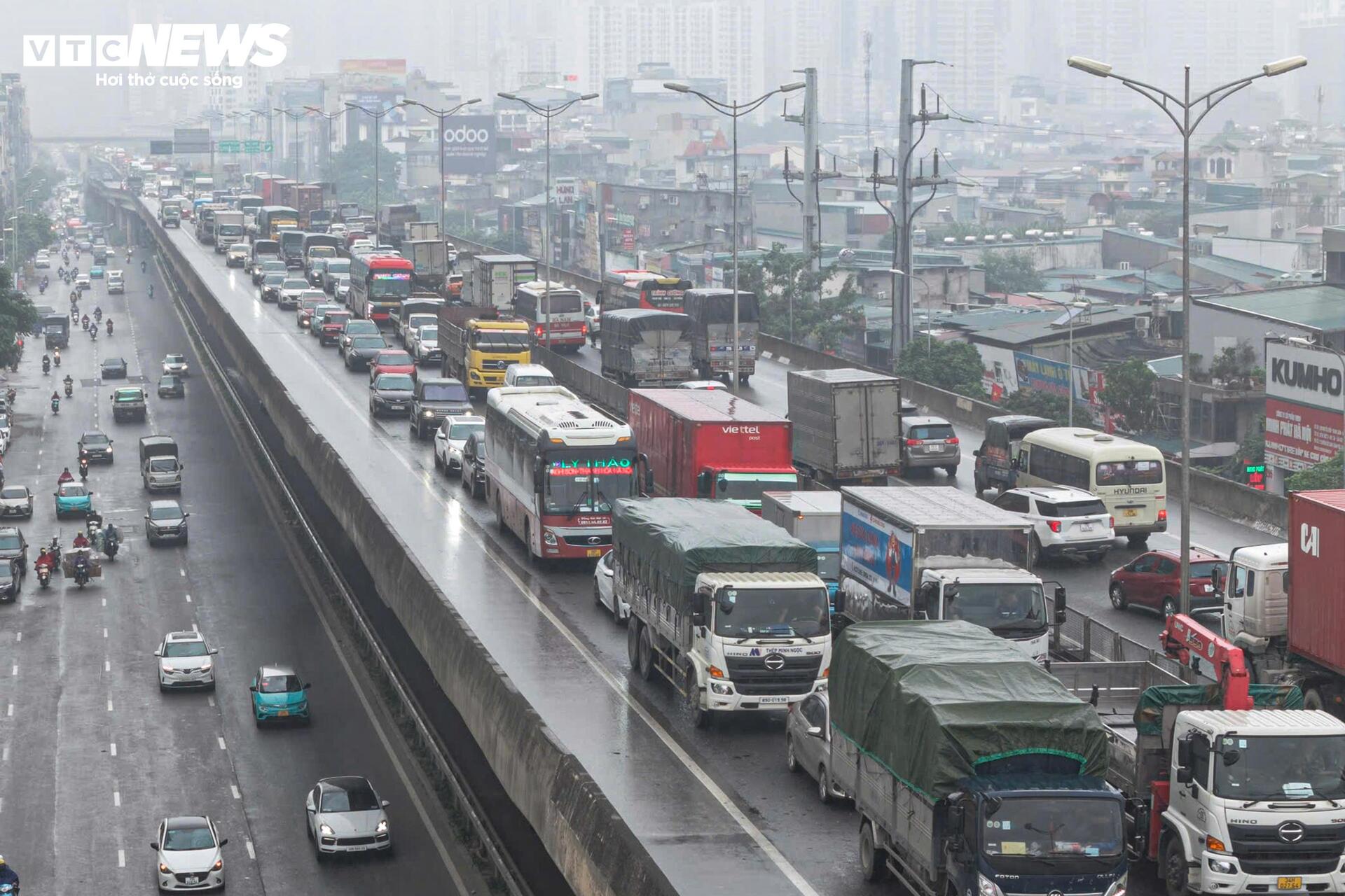 Hà Nội mịt mờ trong mưa lạnh, đường phố ùn tắc đến gần trưa- Ảnh 12.
