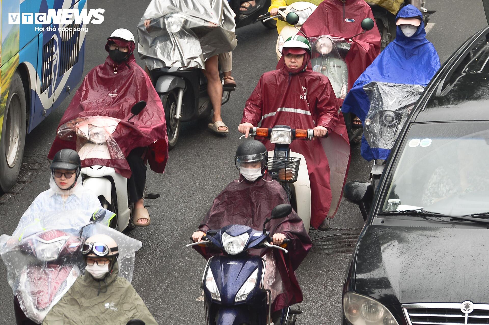 Hà Nội mịt mờ trong mưa lạnh, đường phố ùn tắc đến gần trưa- Ảnh 8.