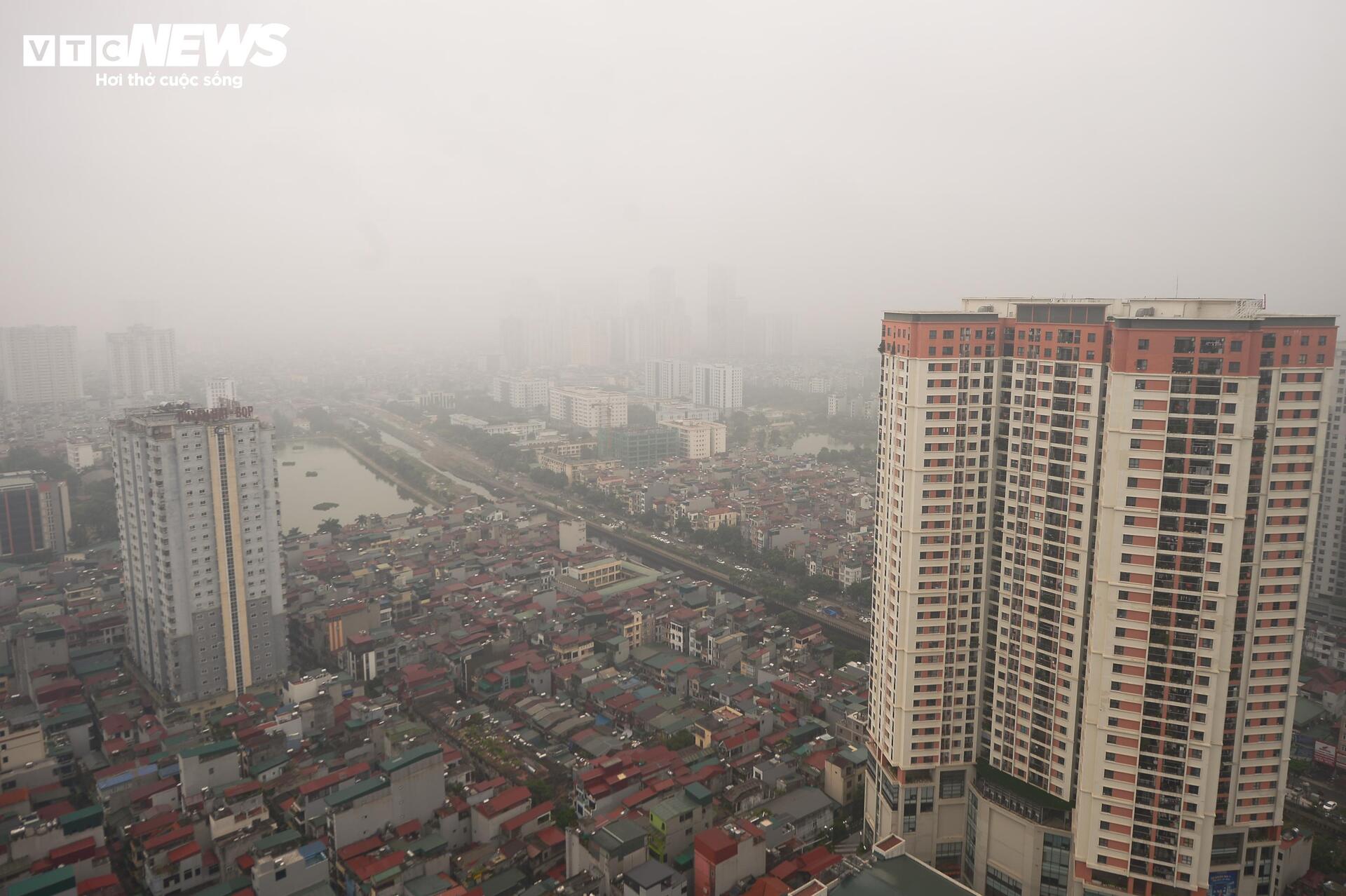 Hà Nội mịt mờ trong mưa lạnh, đường phố ùn tắc đến gần trưa- Ảnh 2.