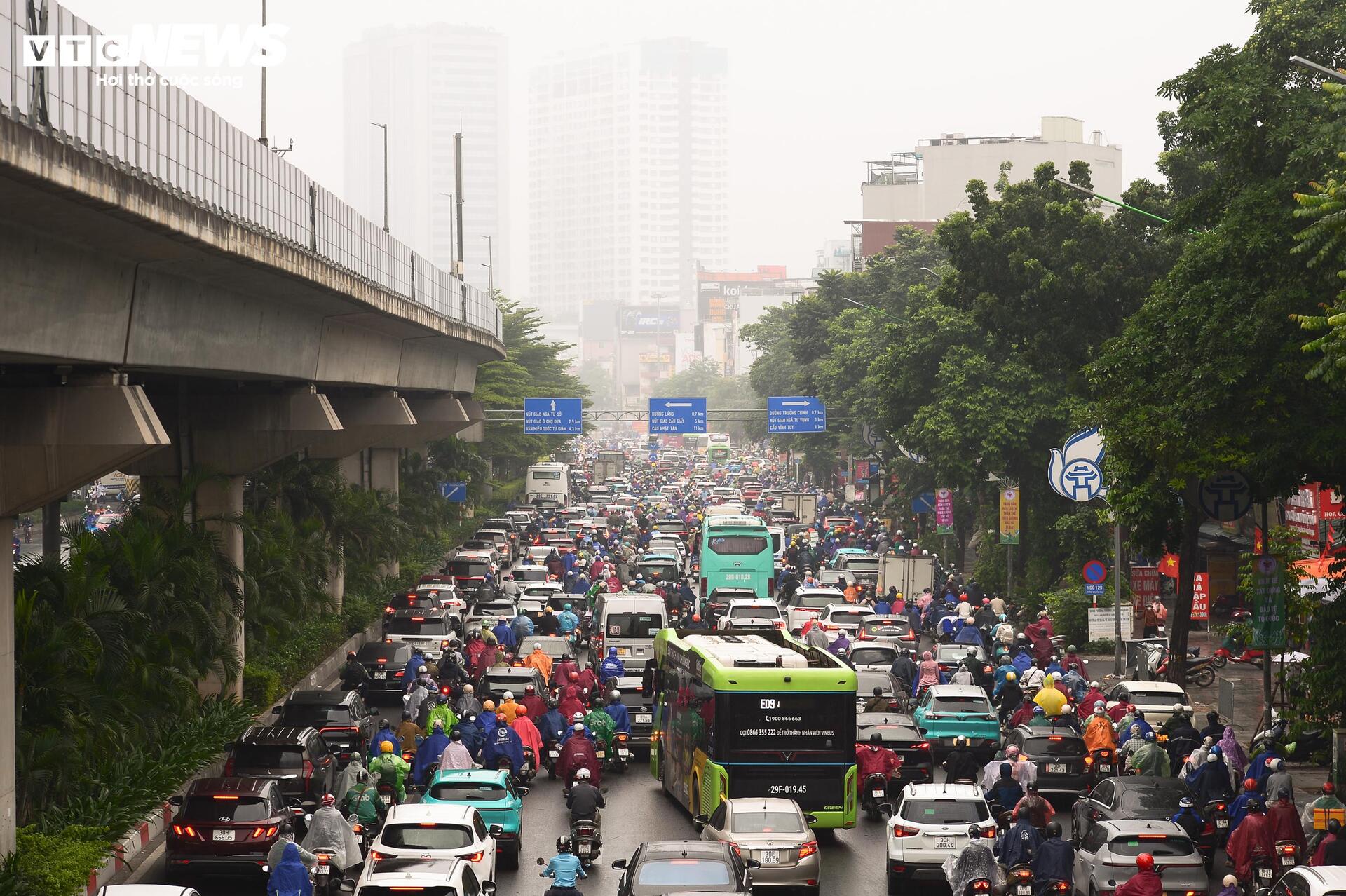 Hà Nội mịt mờ trong mưa lạnh, đường phố ùn tắc đến gần trưa- Ảnh 5.
