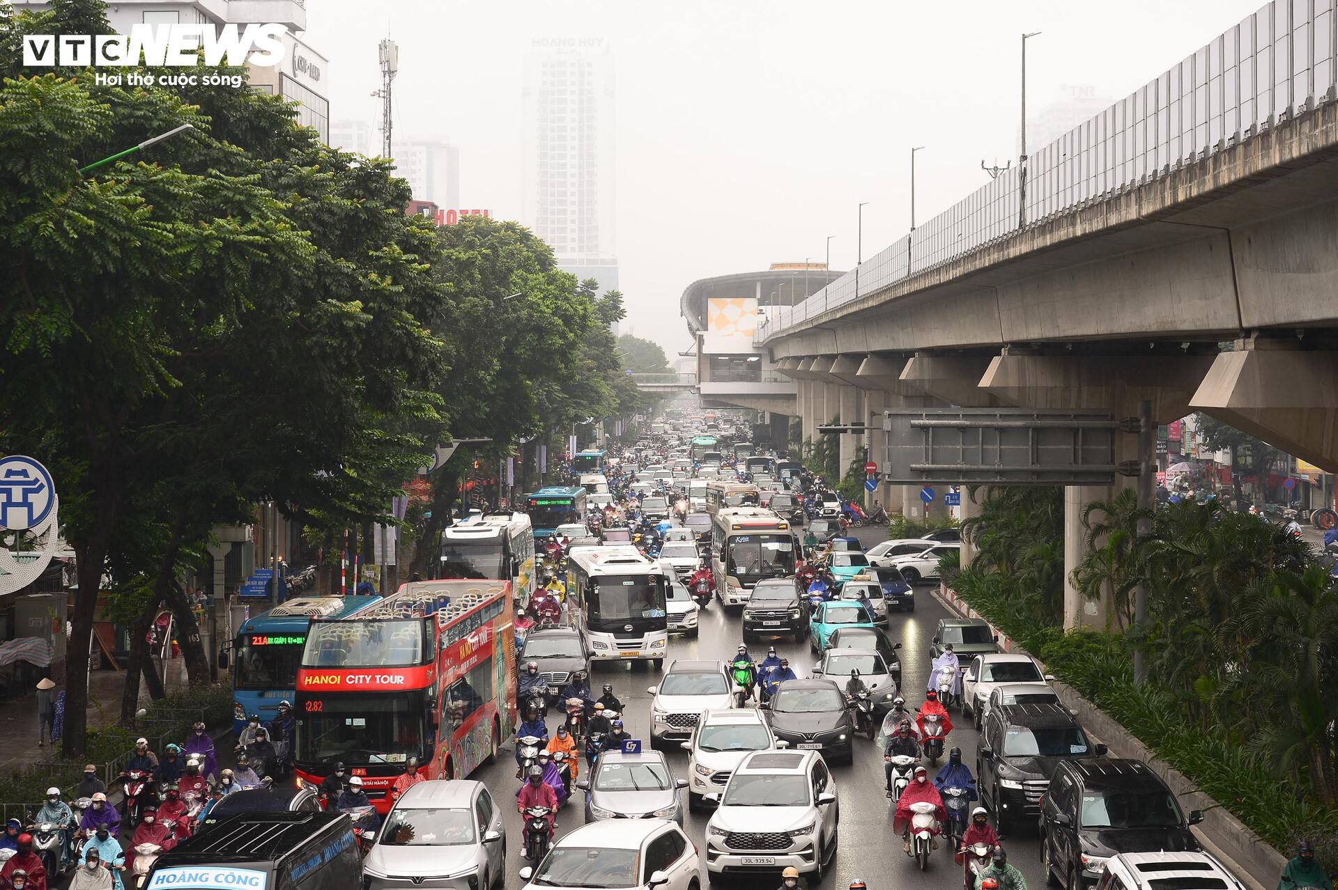 Hà Nội mịt mờ trong mưa lạnh, đường phố ùn tắc đến gần trưa- Ảnh 6.