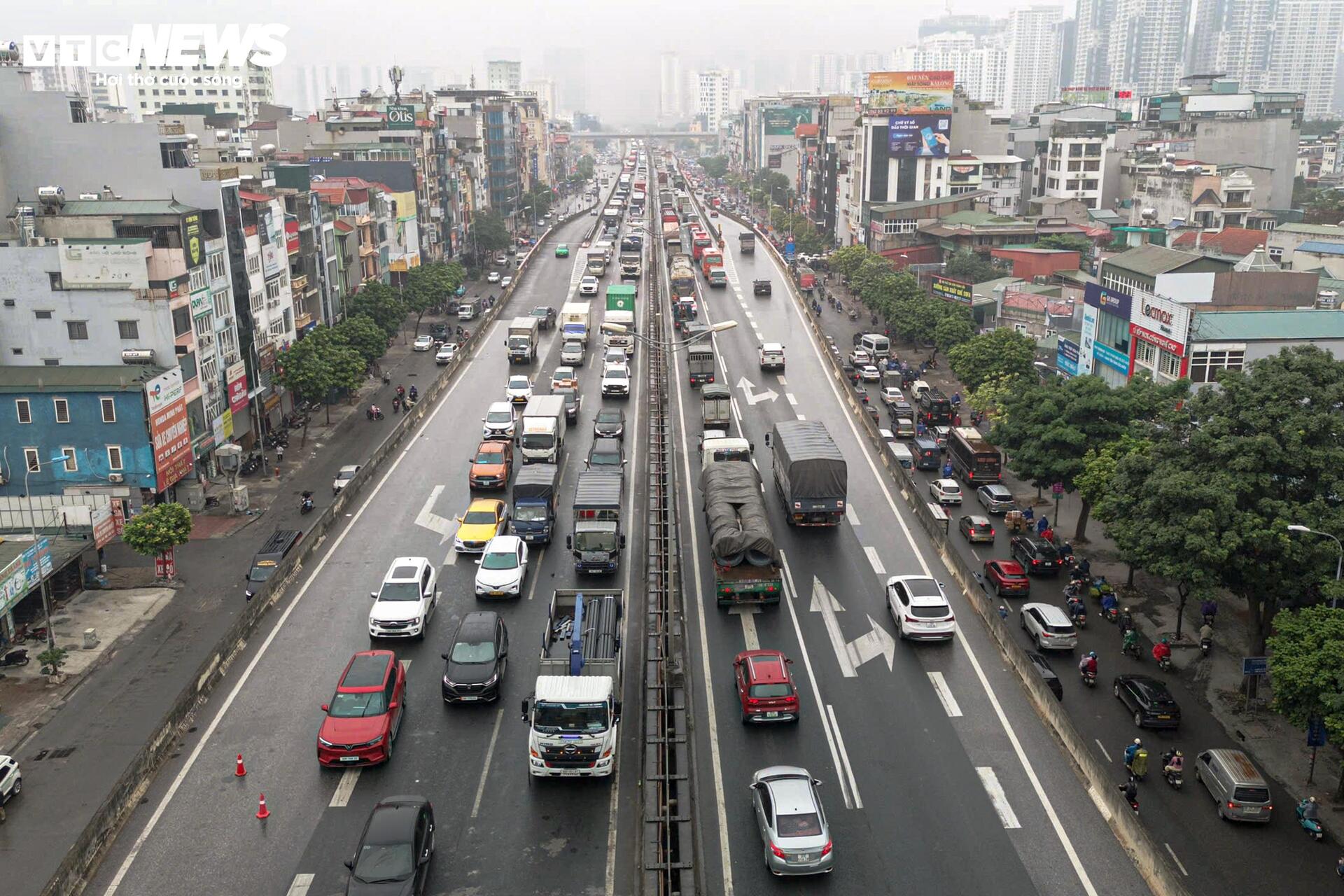 Hà Nội mịt mờ trong mưa lạnh, đường phố ùn tắc đến gần trưa- Ảnh 9.