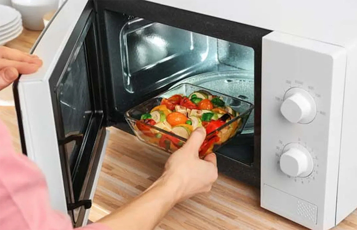 Hâm nóng rau bằng lò vi sóng, nên hay không?- Ảnh 1.