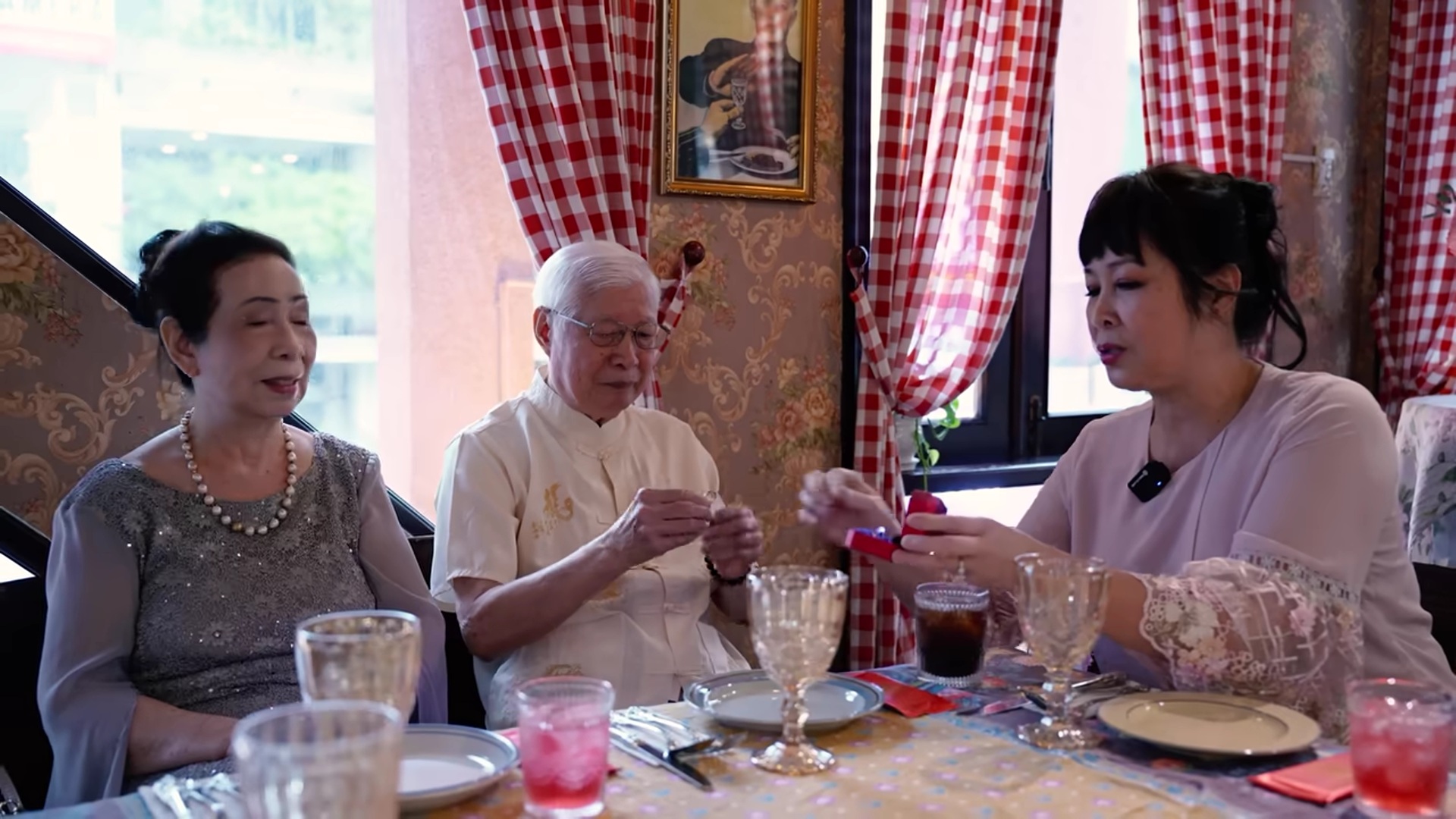 Mẹ NSND Hồng Vân xúc động: "Bố mẹ cảm ơn con rể Tuấn Anh"- Ảnh 1. Mẹ NSND Hồng Vân xúc động: "Bố mẹ cảm ơn con rể Tuấn Anh"- Ảnh 1.