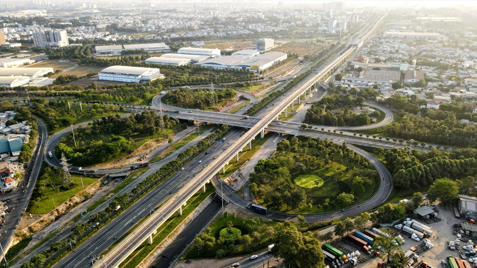 Nút giao phức tạp nhất Vành đai 3 sẽ thông xe kỹ thuật cuối năm 2025, kết nối giao thương toàn vùng phía Nam- Ảnh 1. Nút giao phức tạp nhất Vành đai 3 sẽ thông xe kỹ thuật cuối năm 2025, kết nối giao thương toàn vùng phía Nam- Ảnh 1.