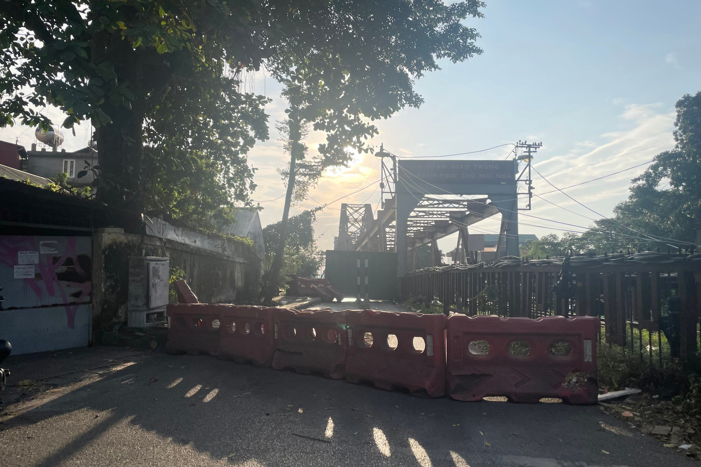 Cầu Long Biên được quây tôn, hạn chế lưu thông để trùng tu- Ảnh 17. Cầu Long Biên được quây tôn, hạn chế lưu thông để trùng tu- Ảnh 17.