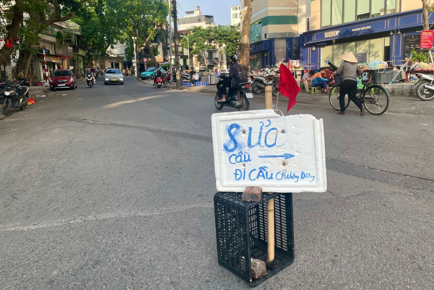 Cầu Long Biên được quây tôn, hạn chế lưu thông để trùng tu- Ảnh 18. Cầu Long Biên được quây tôn, hạn chế lưu thông để trùng tu- Ảnh 18.