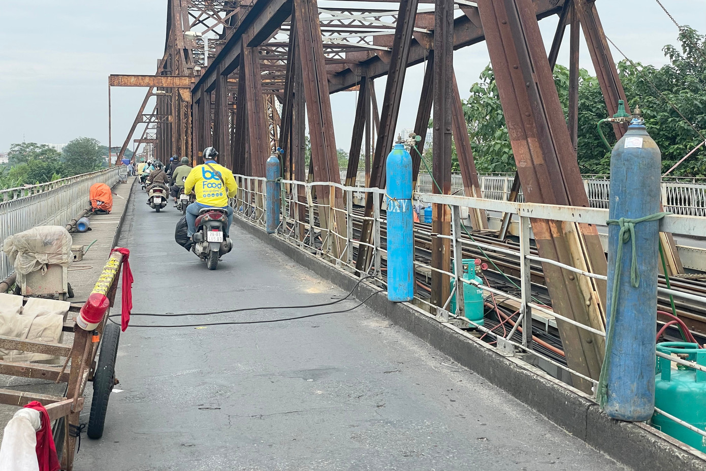 Cầu Long Biên được quây tôn, hạn chế lưu thông để trùng tu- Ảnh 3. Cầu Long Biên được quây tôn, hạn chế lưu thông để trùng tu- Ảnh 3.