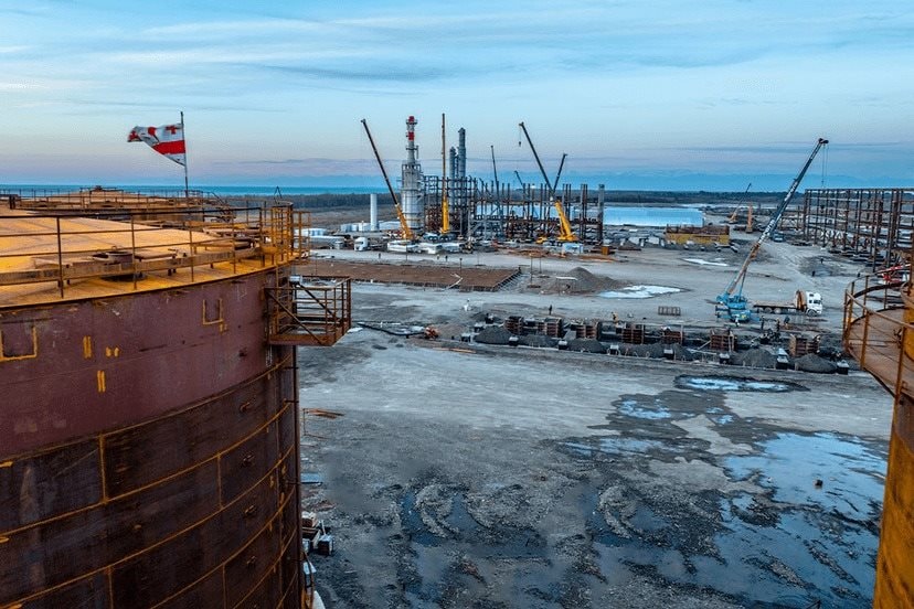 Giữa bão trừng phạt của Mỹ và phương Tây, Nga tìm thấy ‘cửa’ mới để xuất khẩu dầu: Là nước không có quan hệ ngoại giao với Moscow- Ảnh 1.