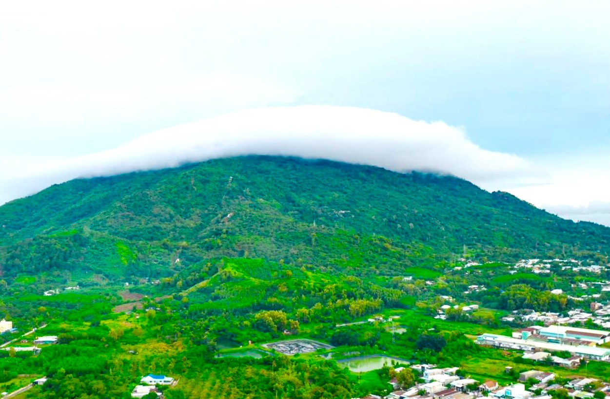 Ngọn núi từng xuất hiện ‘đĩa mây’ sắp thành khu du lịch sinh thái nghìn tỷ- Ảnh 4. Ngọn núi từng xuất hiện ‘đĩa mây’ sắp thành khu du lịch sinh thái nghìn tỷ- Ảnh 4.
