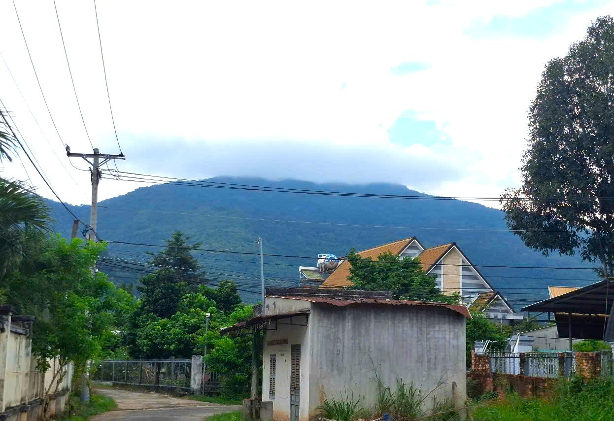 Ngọn núi từng xuất hiện ‘đĩa mây’ sắp thành khu du lịch sinh thái nghìn tỷ- Ảnh 2. Ngọn núi từng xuất hiện ‘đĩa mây’ sắp thành khu du lịch sinh thái nghìn tỷ- Ảnh 2.