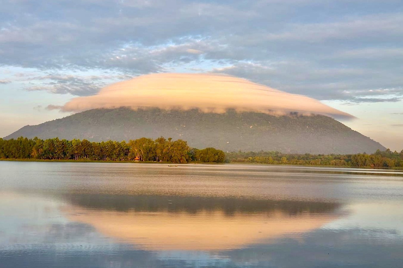 Ngọn núi từng xuất hiện ‘đĩa mây’ sắp thành khu du lịch sinh thái nghìn tỷ- Ảnh 3. Ngọn núi từng xuất hiện ‘đĩa mây’ sắp thành khu du lịch sinh thái nghìn tỷ- Ảnh 3.