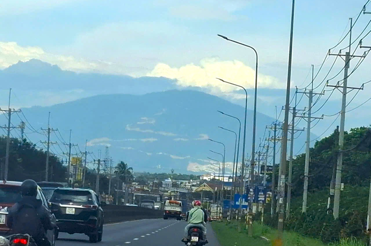 Ngọn núi từng xuất hiện ‘đĩa mây’ sắp thành khu du lịch sinh thái nghìn tỷ- Ảnh 1. Ngọn núi từng xuất hiện ‘đĩa mây’ sắp thành khu du lịch sinh thái nghìn tỷ- Ảnh 1.