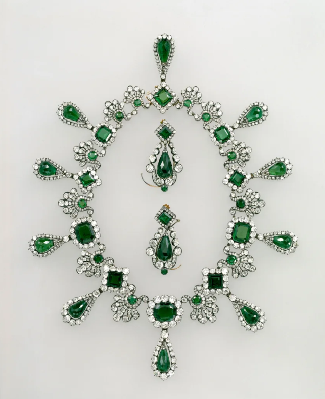 2 nghi phạm đã nhận tội trộm đồ tại bảo tàng Louvre, nhưng vẫn không ai biết 8 bảo vật đang ở đâu- Ảnh 2. 2 nghi phạm đã nhận tội trộm đồ tại bảo tàng Louvre, nhưng vẫn không ai biết 8 bảo vật đang ở đâu- Ảnh 2.