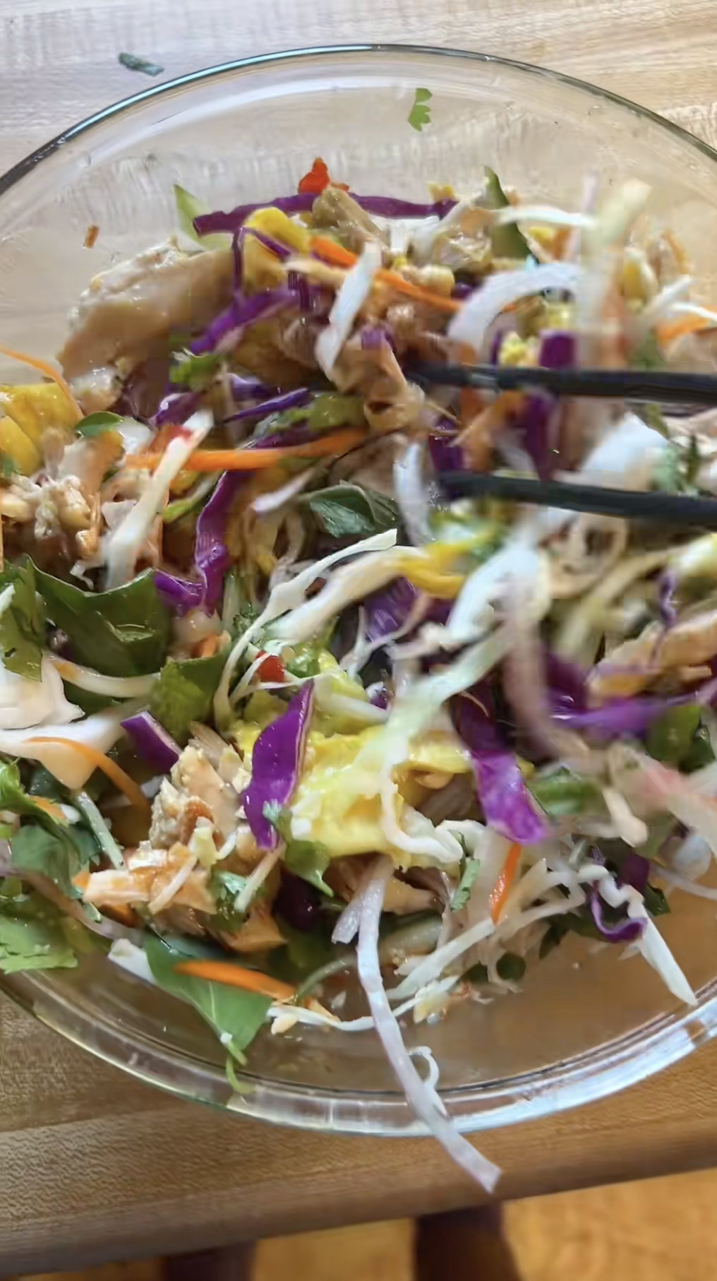 Người Việt “ngả mũ” khi thấy khách Tây tự tay làm món gỏi này dù chưa từng nếm thử- Ảnh 6. Người Việt “ngả mũ” khi thấy khách Tây tự tay làm món gỏi này dù chưa từng nếm thử- Ảnh 6.