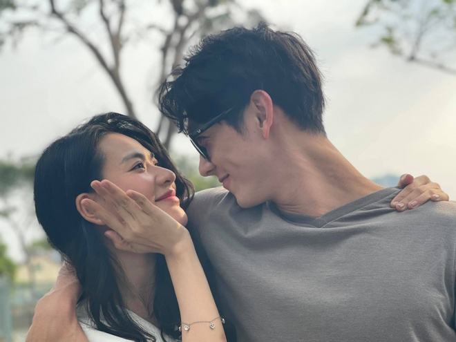 Cặp sao Vbiz công khai tình tứ sau 4 năm bị đồn hẹn hò: Nhà gái đẹp như Lưu Diệc Phi, nhà trai triệu người mê đắm- Ảnh 4. Cặp sao Vbiz công khai tình tứ sau 4 năm bị đồn hẹn hò: Nhà gái đẹp như Lưu Diệc Phi, nhà trai triệu người mê đắm- Ảnh 4.