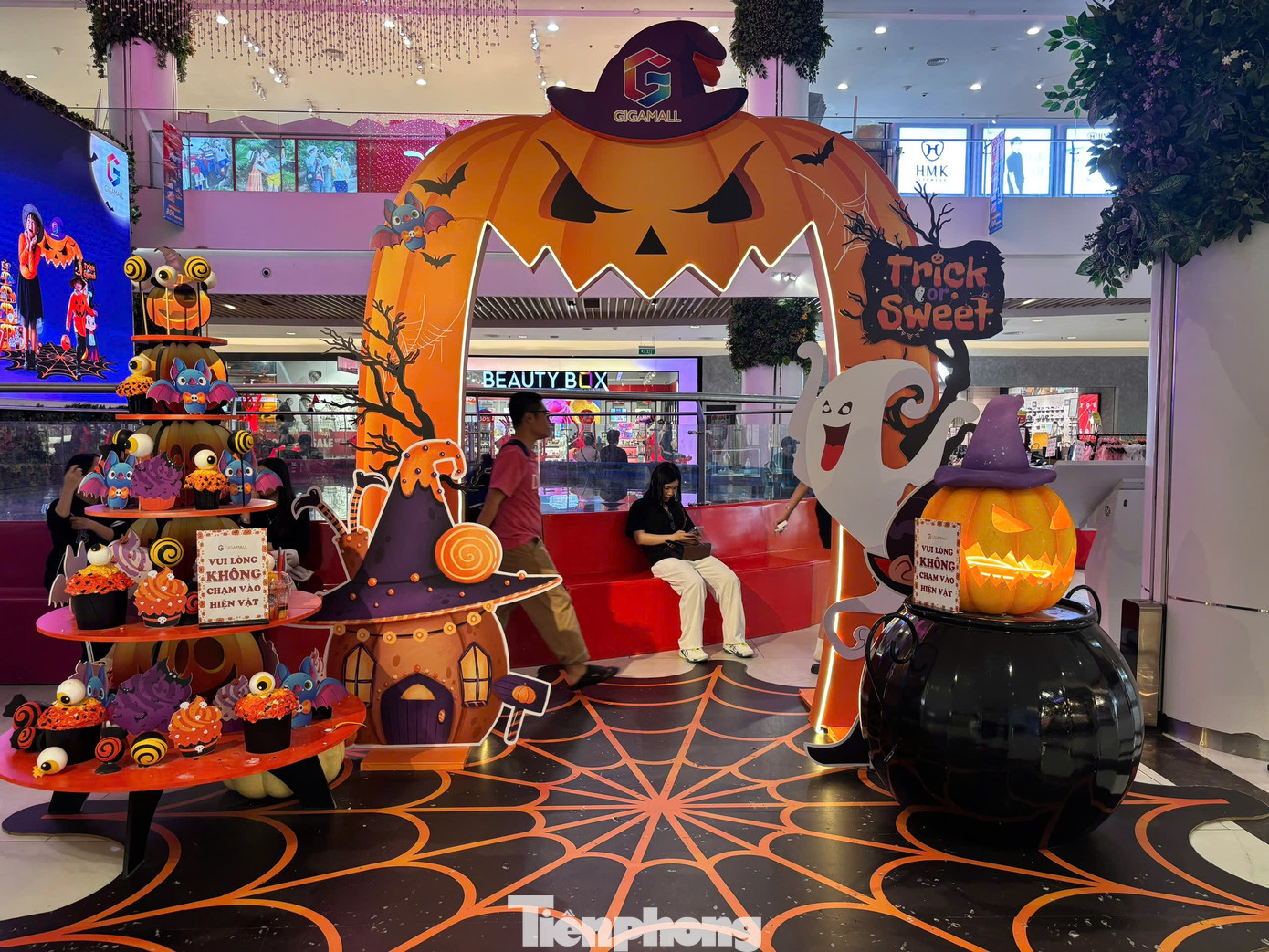 Phố 'đồ ma quái' ở TPHCM vắng khách dịp Halloween- Ảnh 11. Phố 'đồ ma quái' ở TPHCM vắng khách dịp Halloween- Ảnh 11.