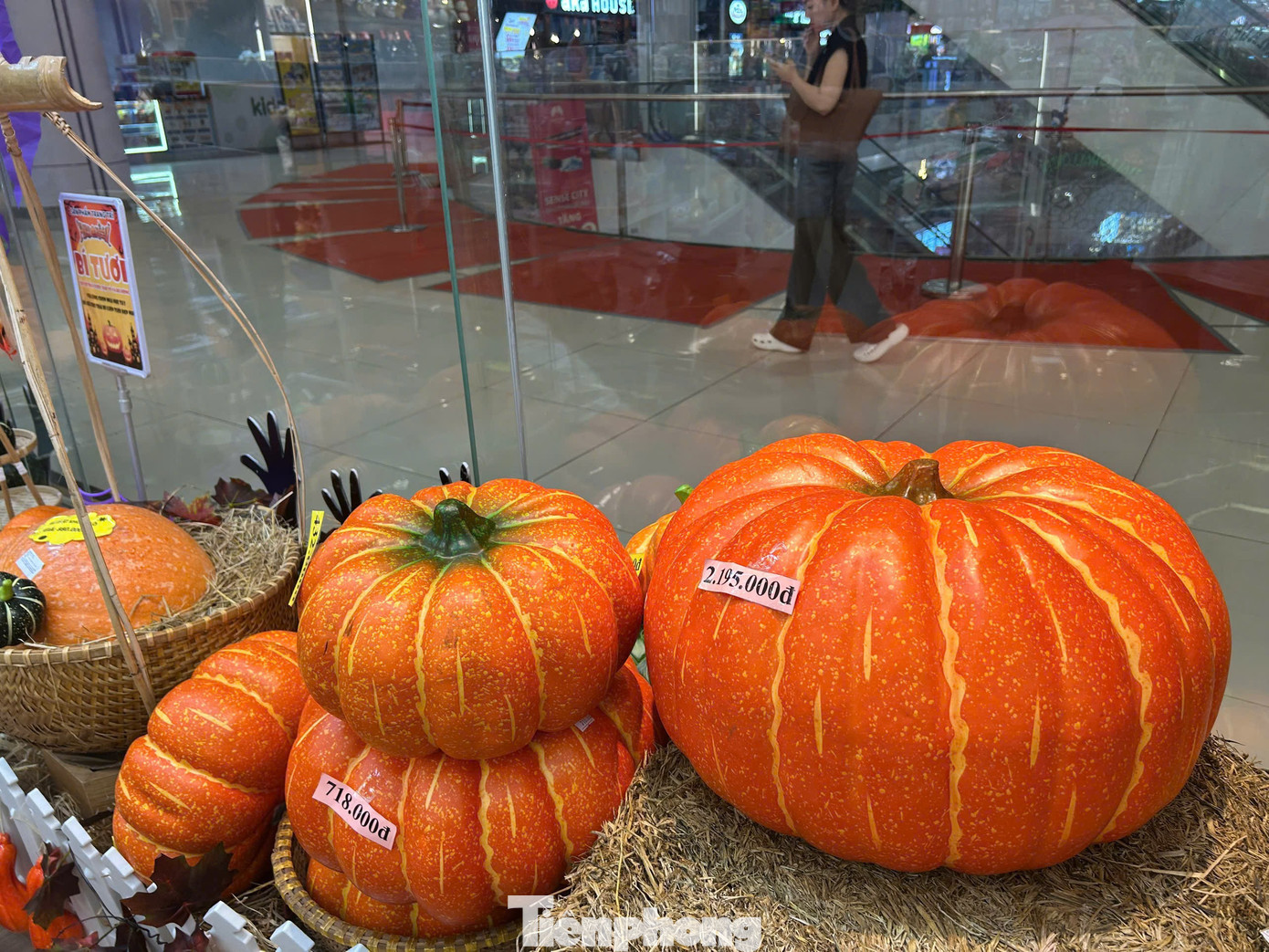 Phố 'đồ ma quái' ở TPHCM vắng khách dịp Halloween- Ảnh 4. Phố 'đồ ma quái' ở TPHCM vắng khách dịp Halloween- Ảnh 4.