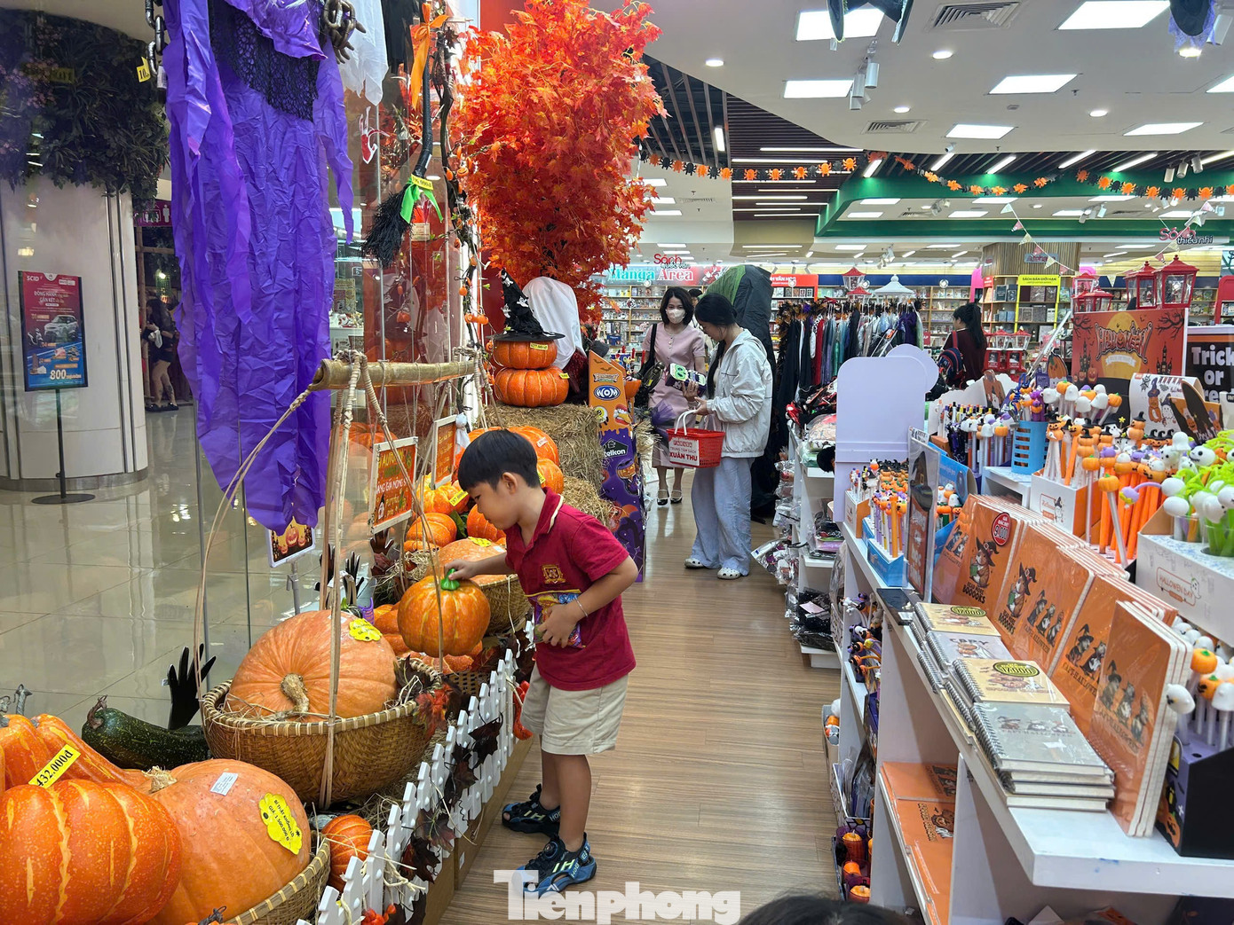 Phố 'đồ ma quái' ở TPHCM vắng khách dịp Halloween- Ảnh 7. Phố 'đồ ma quái' ở TPHCM vắng khách dịp Halloween- Ảnh 7.