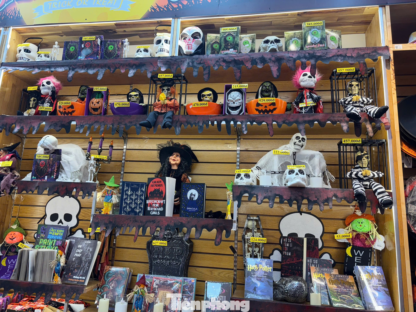 Phố 'đồ ma quái' ở TPHCM vắng khách dịp Halloween- Ảnh 5. Phố 'đồ ma quái' ở TPHCM vắng khách dịp Halloween- Ảnh 5.