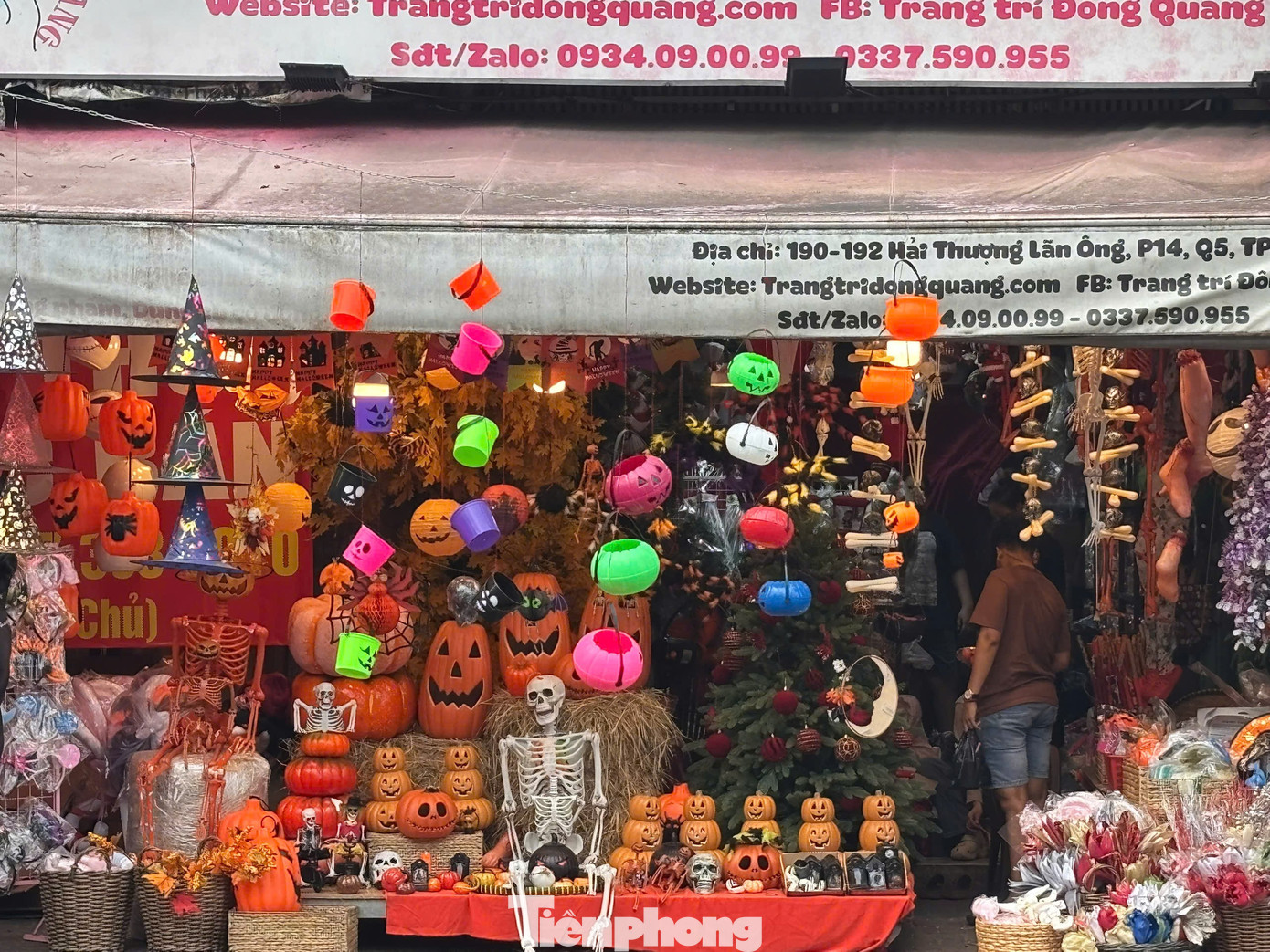 Phố 'đồ ma quái' ở TPHCM vắng khách dịp Halloween- Ảnh 2. Phố 'đồ ma quái' ở TPHCM vắng khách dịp Halloween- Ảnh 2.