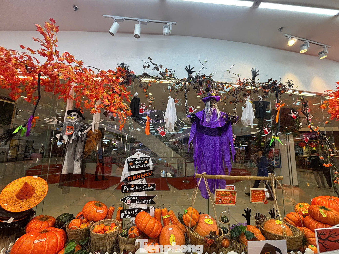 Phố 'đồ ma quái' ở TPHCM vắng khách dịp Halloween- Ảnh 6. Phố 'đồ ma quái' ở TPHCM vắng khách dịp Halloween- Ảnh 6.