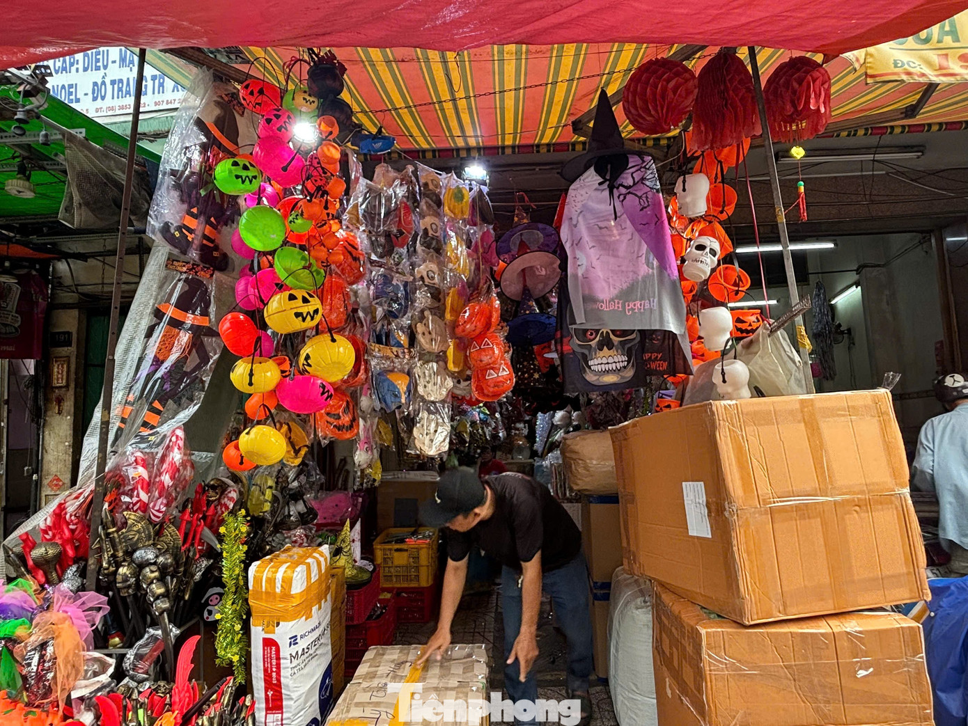 Phố 'đồ ma quái' ở TPHCM vắng khách dịp Halloween- Ảnh 9. Phố 'đồ ma quái' ở TPHCM vắng khách dịp Halloween- Ảnh 9.