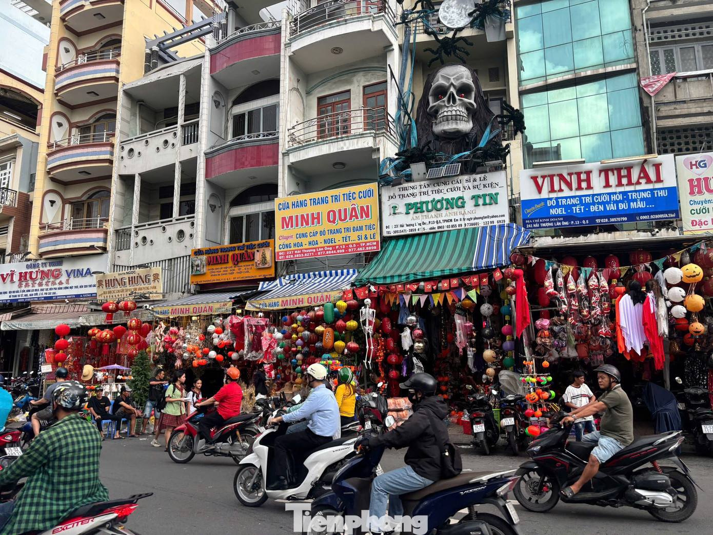 Phố 'đồ ma quái' ở TPHCM vắng khách dịp Halloween- Ảnh 1. Phố 'đồ ma quái' ở TPHCM vắng khách dịp Halloween- Ảnh 1.