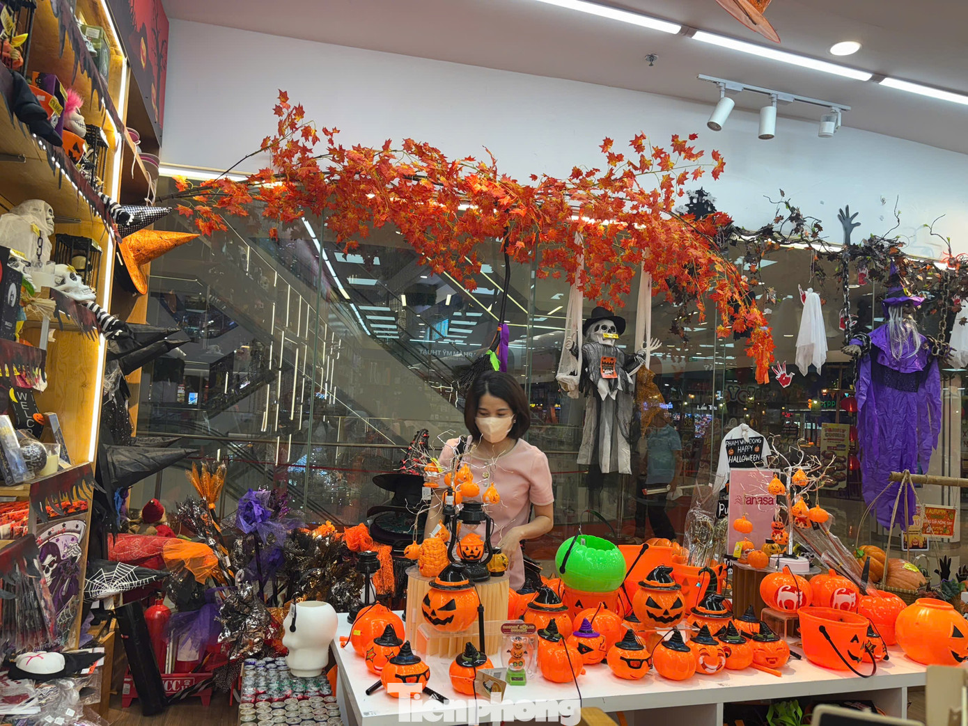 Phố 'đồ ma quái' ở TPHCM vắng khách dịp Halloween- Ảnh 8. Phố 'đồ ma quái' ở TPHCM vắng khách dịp Halloween- Ảnh 8.