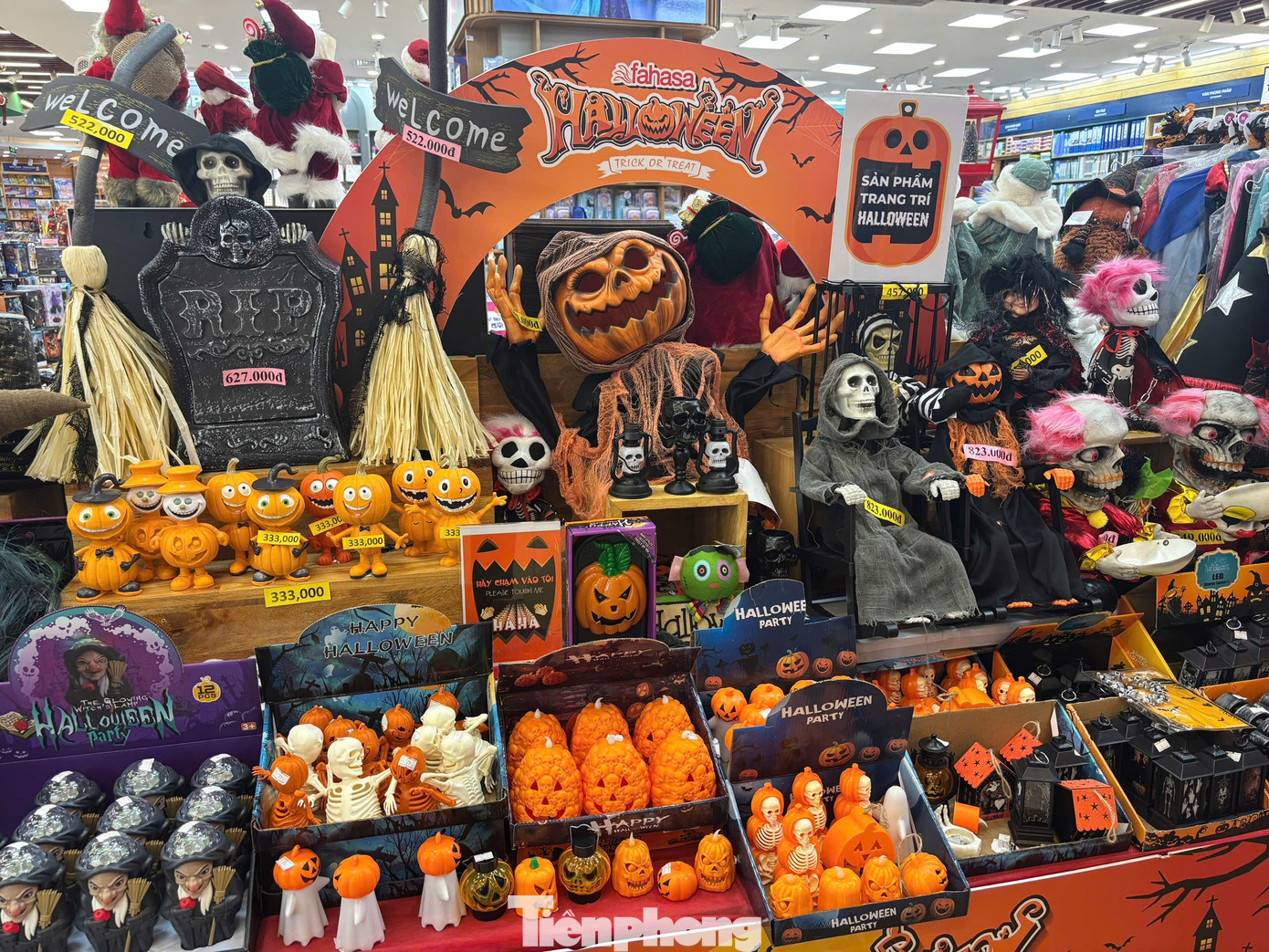 Phố 'đồ ma quái' ở TPHCM vắng khách dịp Halloween- Ảnh 3. Phố 'đồ ma quái' ở TPHCM vắng khách dịp Halloween- Ảnh 3.