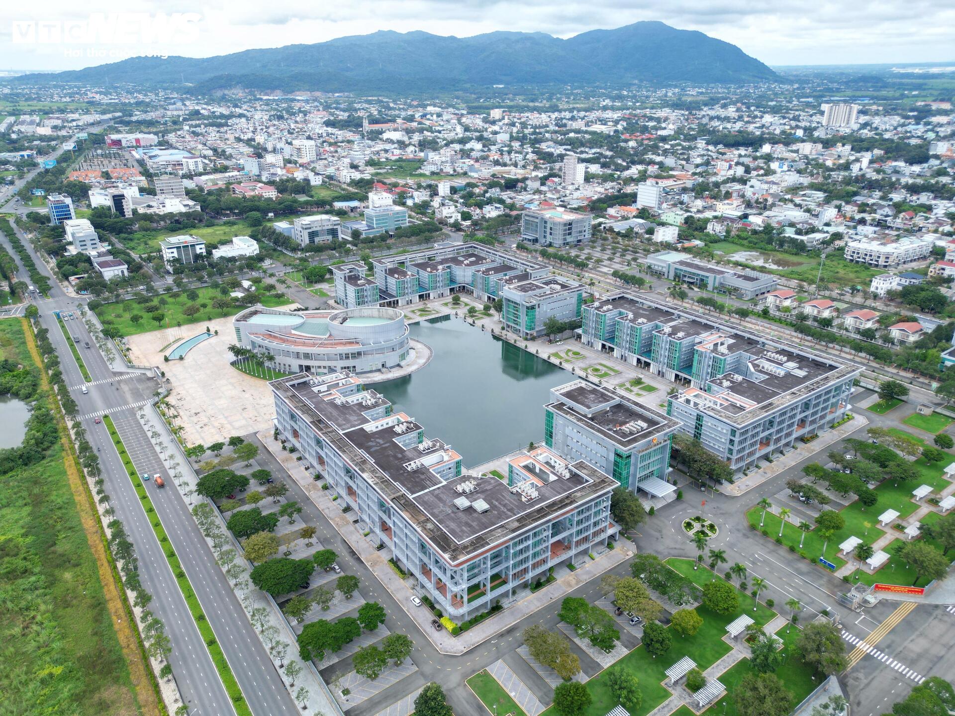 Cận cảnh trung tâm hành chính nghìn tỷ ở TP.HCM được đề xuất làm trường học- Ảnh 4. Cận cảnh trung tâm hành chính nghìn tỷ ở TP.HCM được đề xuất làm trường học- Ảnh 4.