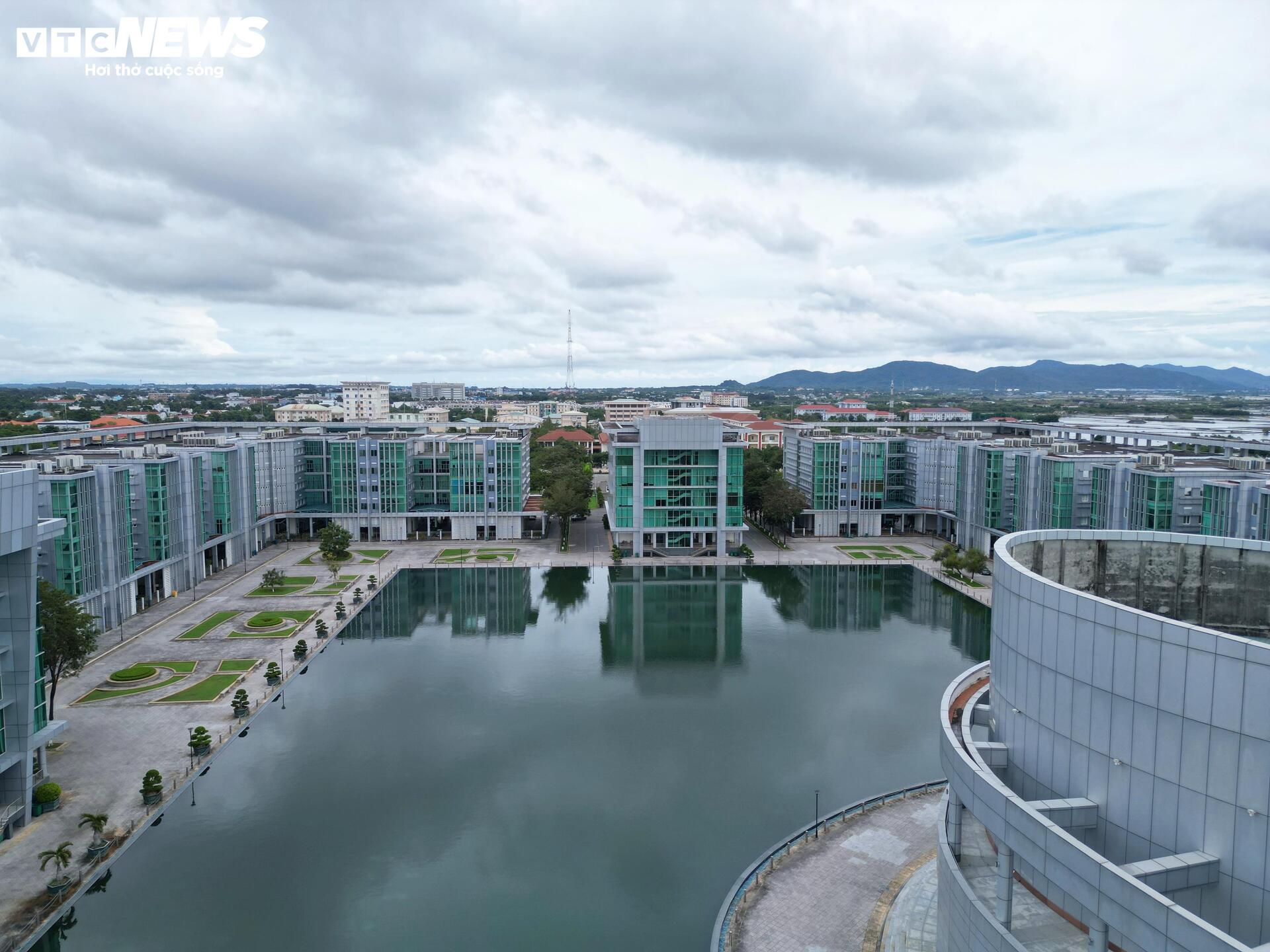 Cận cảnh trung tâm hành chính nghìn tỷ ở TP.HCM được đề xuất làm trường học- Ảnh 5. Cận cảnh trung tâm hành chính nghìn tỷ ở TP.HCM được đề xuất làm trường học- Ảnh 5.