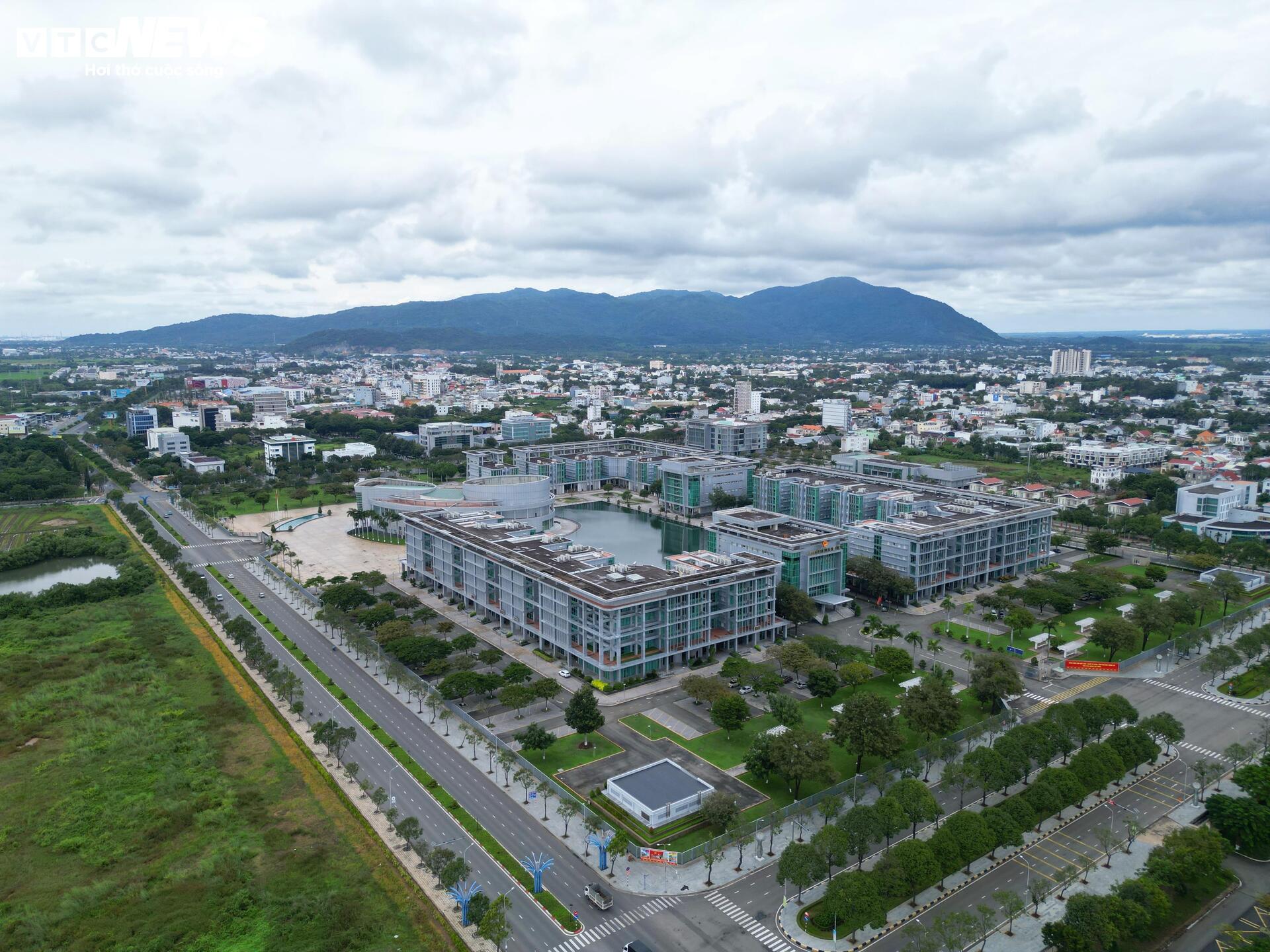 Cận cảnh trung tâm hành chính nghìn tỷ ở TP.HCM được đề xuất làm trường học- Ảnh 1. Cận cảnh trung tâm hành chính nghìn tỷ ở TP.HCM được đề xuất làm trường học- Ảnh 1.