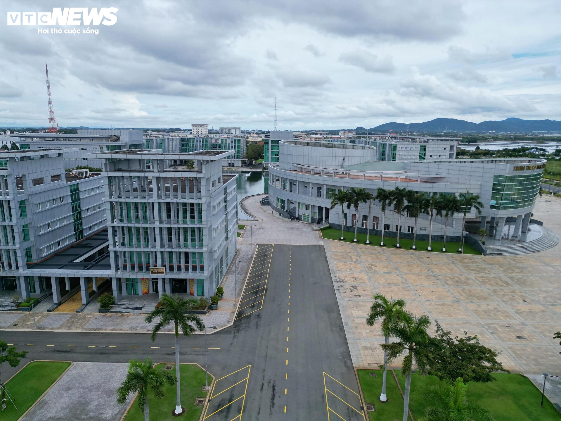 Cận cảnh trung tâm hành chính nghìn tỷ ở TP.HCM được đề xuất làm trường học- Ảnh 9. Cận cảnh trung tâm hành chính nghìn tỷ ở TP.HCM được đề xuất làm trường học- Ảnh 9.