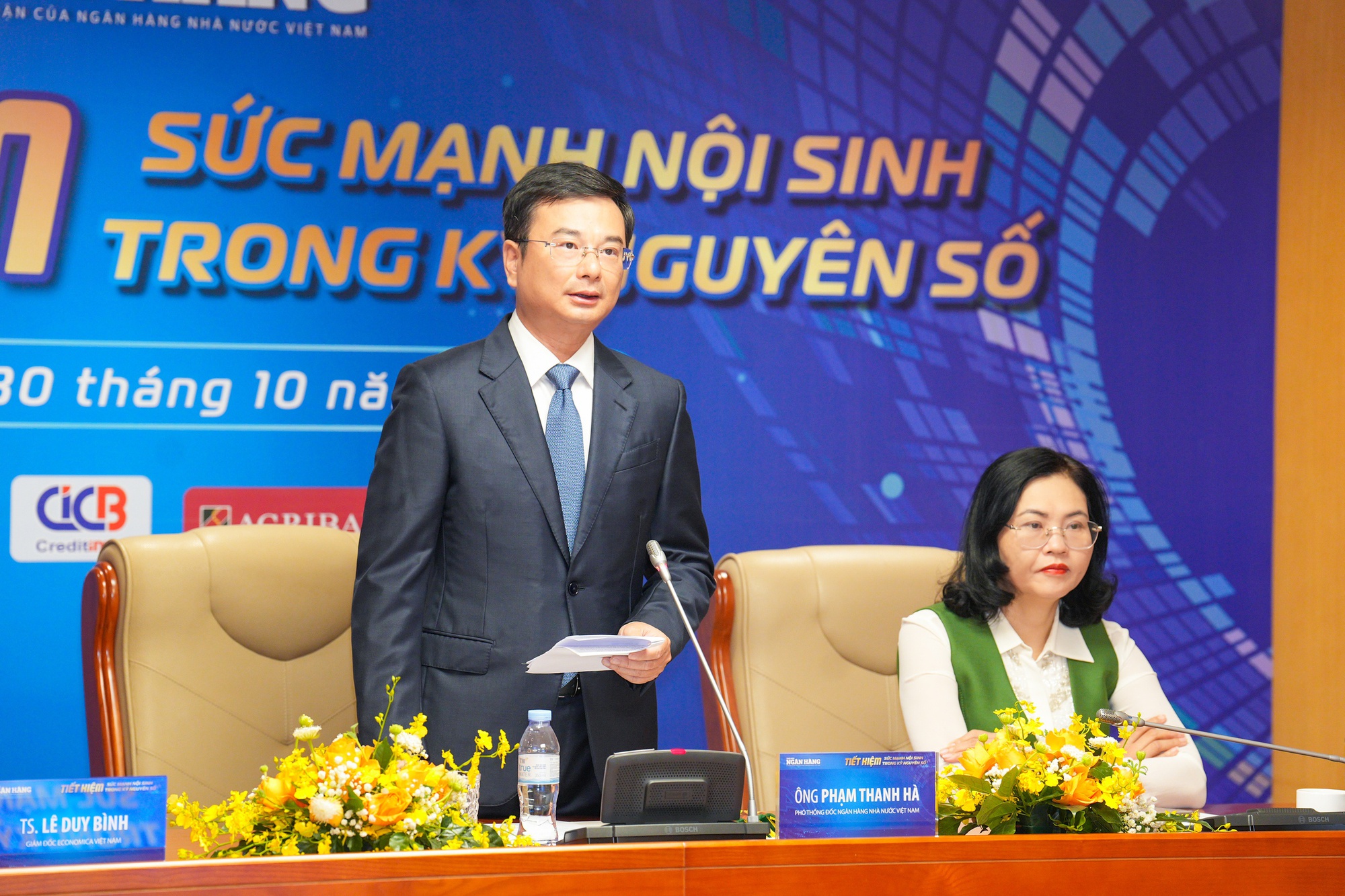 Phó Thống đốc NHNN: “Từ khoản tiết kiệm nhỏ bé của người dân, ngân hàng đã tạo nên dòng vốn khổng lồ chảy vào sản xuất kinh doanh, nông nghiệp, giáo dục, y tế,...”- Ảnh 1.