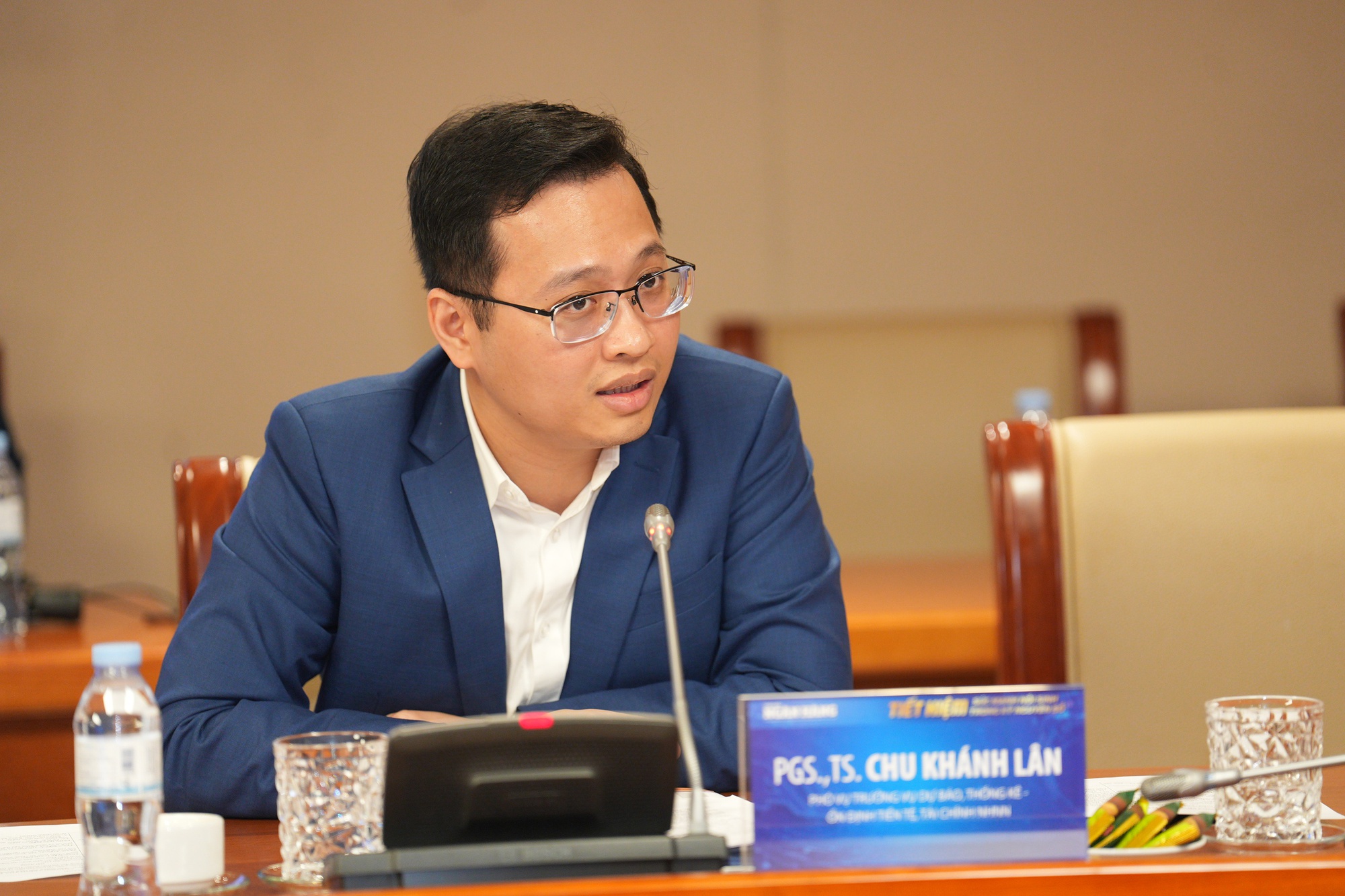 Phó Thống đốc NHNN: “Từ khoản tiết kiệm nhỏ bé của người dân, ngân hàng đã tạo nên dòng vốn khổng lồ chảy vào sản xuất kinh doanh, nông nghiệp, giáo dục, y tế,...”- Ảnh 2.