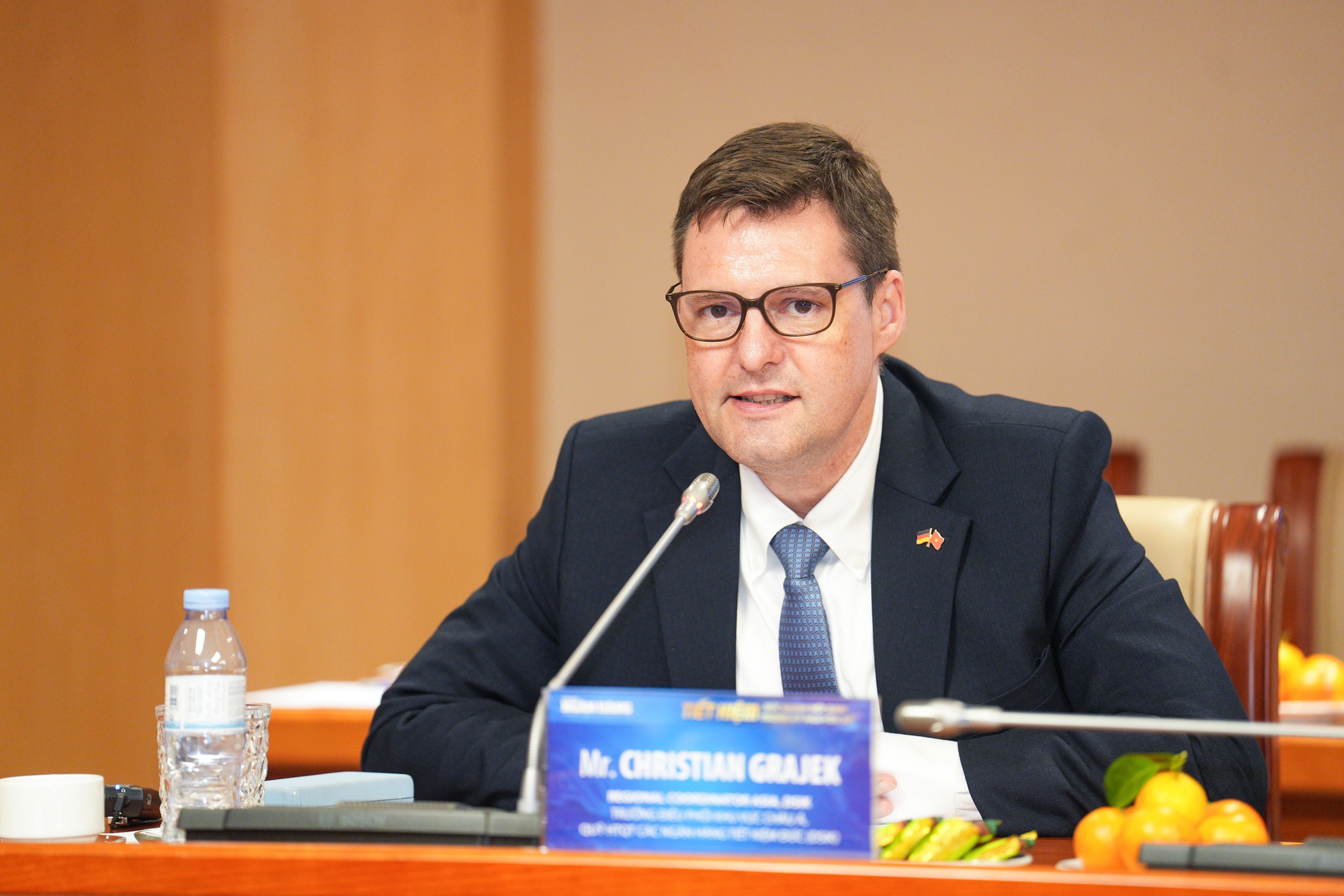 Phó Thống đốc NHNN: “Từ khoản tiết kiệm nhỏ bé của người dân, ngân hàng đã tạo nên dòng vốn khổng lồ chảy vào sản xuất kinh doanh, nông nghiệp, giáo dục, y tế,...”- Ảnh 3.