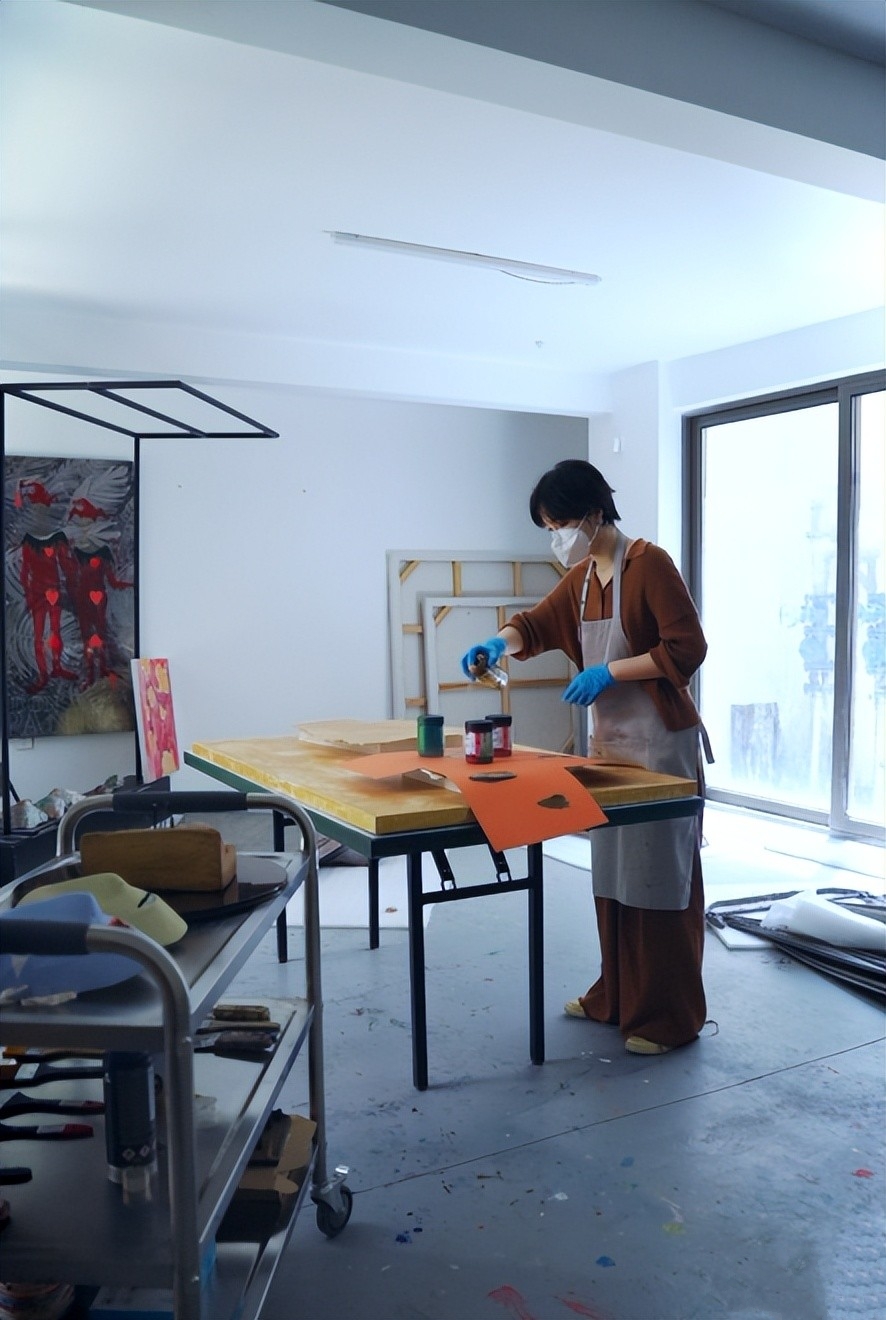 Sống một mình giữa ngôi nhà 350m2 đầy hơi ấm cùng Einstein, nữ nghệ sĩ 35 tuổi nhắn nhủ: Tự do không phải là bỏ đi mọi ràng buộc mà là...- Ảnh 4.