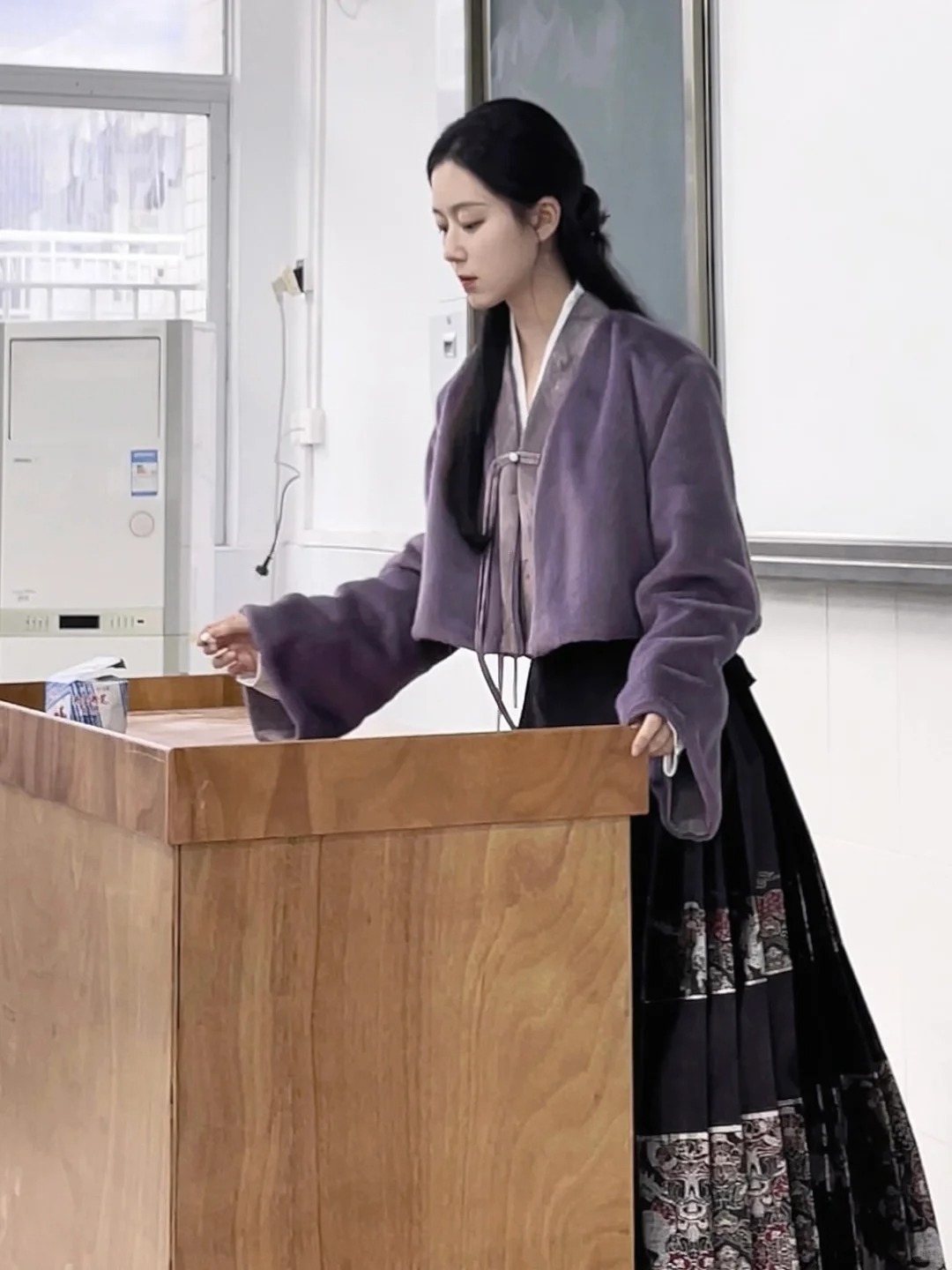 Cô giáo Mỹ thuật đang hot nhất TikTok: Mặt đã xinh, style đi dạy còn đỉnh hơn!- Ảnh 8. Cô giáo Mỹ thuật đang hot nhất TikTok: Mặt đã xinh, style đi dạy còn đỉnh hơn!- Ảnh 8.