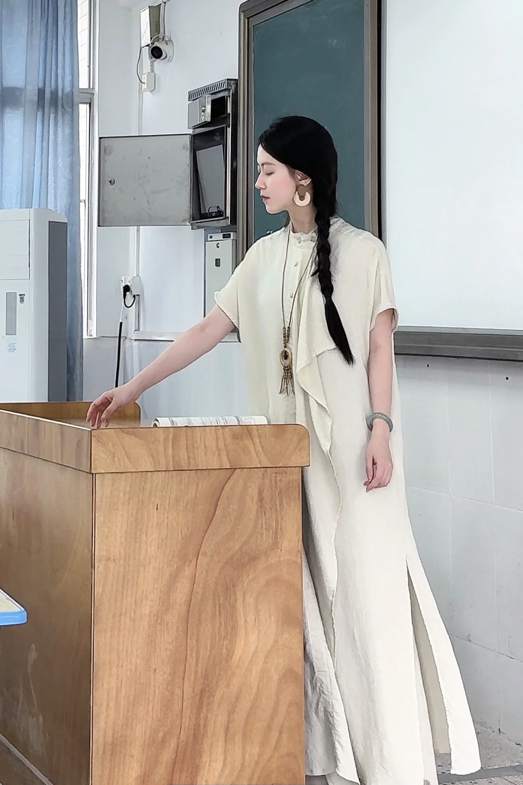 Cô giáo Mỹ thuật đang hot nhất TikTok: Mặt đã xinh, style đi dạy còn đỉnh hơn!- Ảnh 15. Cô giáo Mỹ thuật đang hot nhất TikTok: Mặt đã xinh, style đi dạy còn đỉnh hơn!- Ảnh 15.