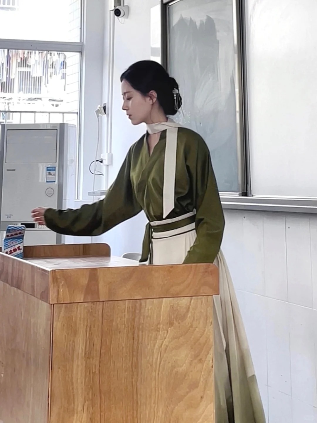 Cô giáo Mỹ thuật đang hot nhất TikTok: Mặt đã xinh, style đi dạy còn đỉnh hơn!- Ảnh 1. Cô giáo Mỹ thuật đang hot nhất TikTok: Mặt đã xinh, style đi dạy còn đỉnh hơn!- Ảnh 1.